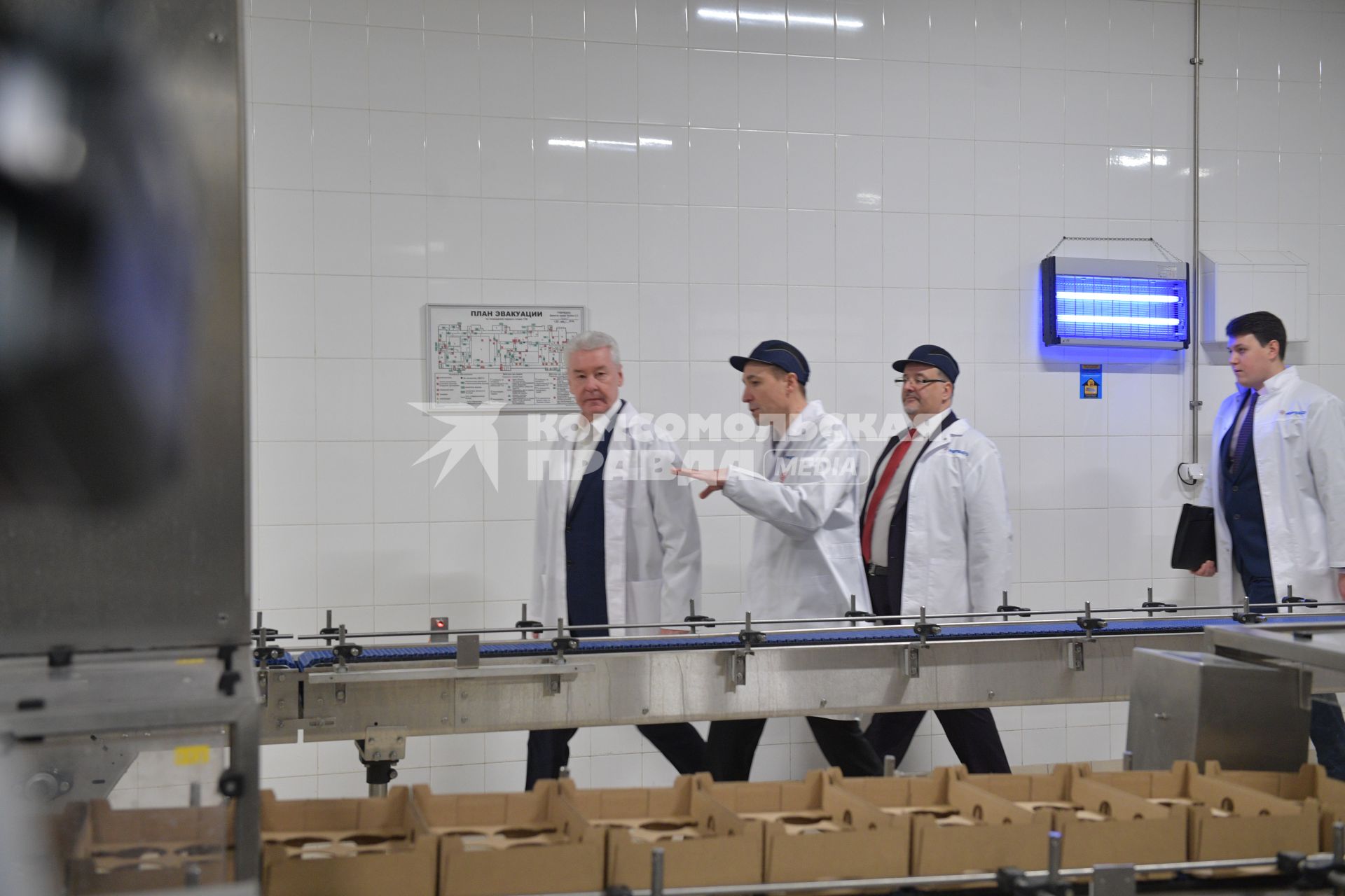 Москва. Мэр Москвы Сергей Собянин на открытии новой линии по производству йогурта и творога на  Лианозовском молочном комбинате.