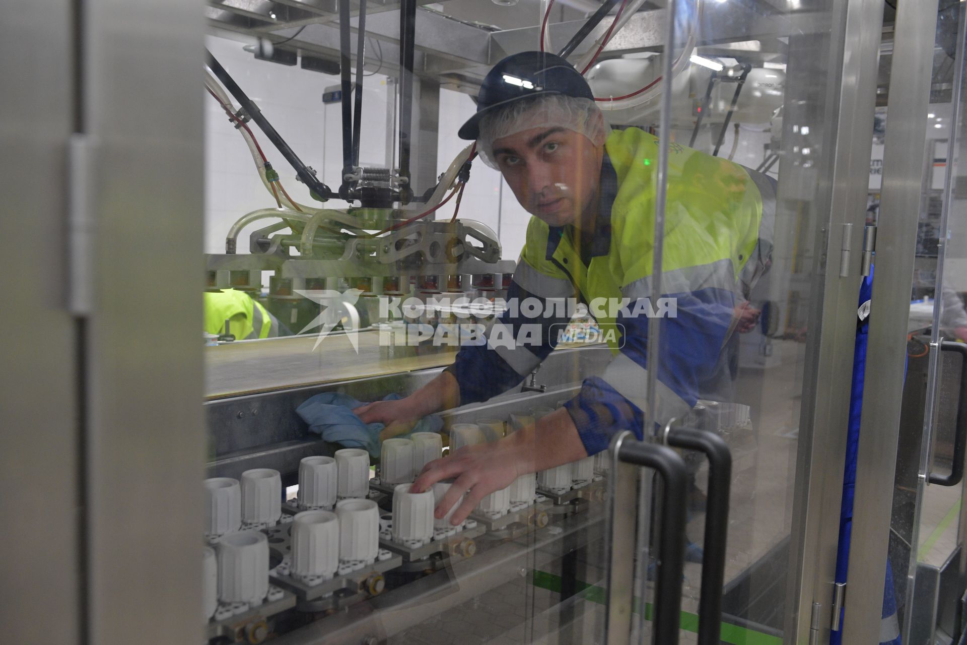 Москва. Сотрудник Лианозовского молочного комбината в одном из цехов.