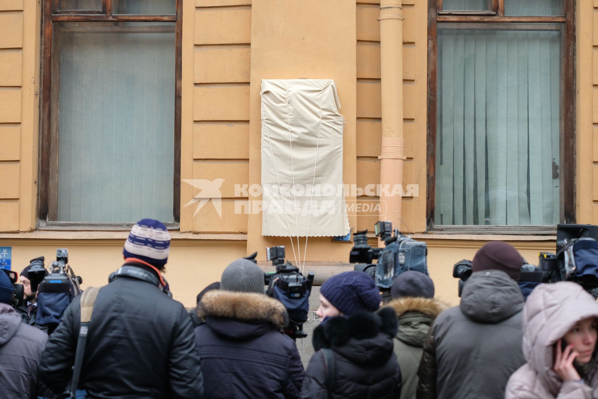 Санкт-Петербург.   Во время церемонии открытия мемориальной доски писателю Даниилу Гранину на Малой Посадской улице.