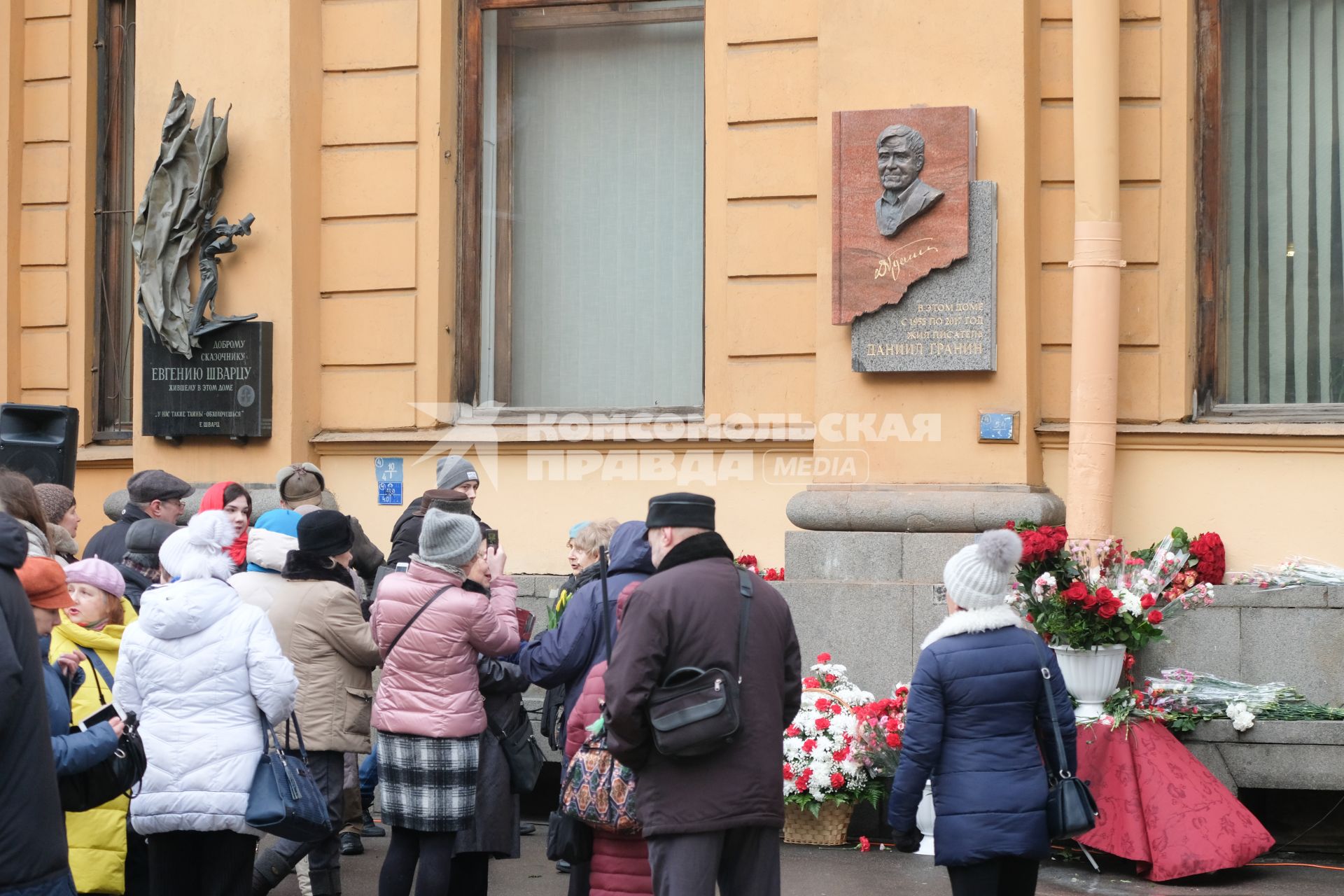 Санкт-Петербург.   Во время церемонии открытия мемориальной доски писателю Даниилу Гранину на Малой Посадской улице.