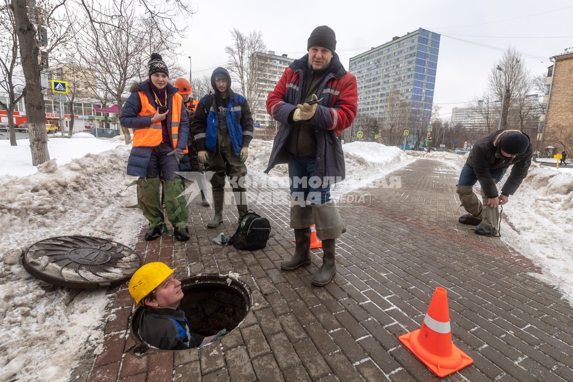Москва.  Диггеры из отдела архитектурных подземных исследований ВООПИиК (Всероссийское общество охраны памятников  истории и культуры) готовятся к спуску в коллектор.