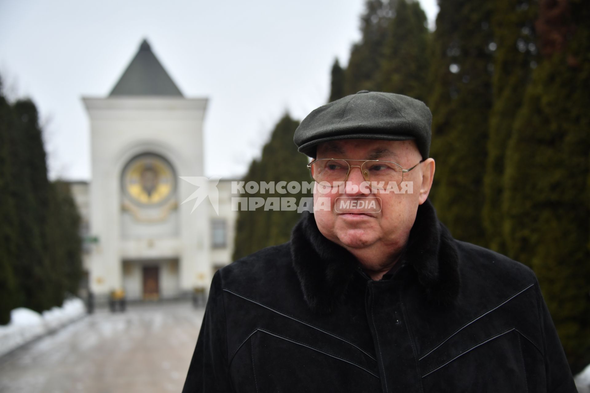 Москва.  Советник  Патриарха Кирилла  по вопросам строительства Владимир Ресин  у Синодальной резиденции  Святейшего Патриарха в Свято-Даниловом монастыре .