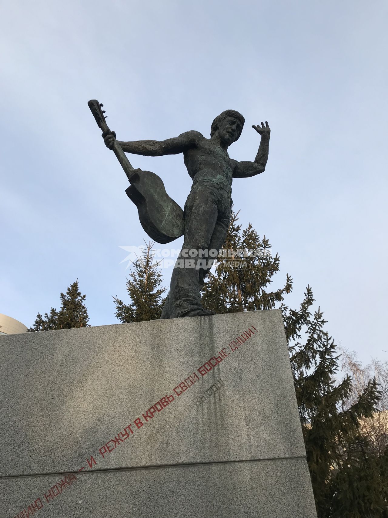 Новосибирск.  Памятник Владимиру Высоцкому на аллее бардов.