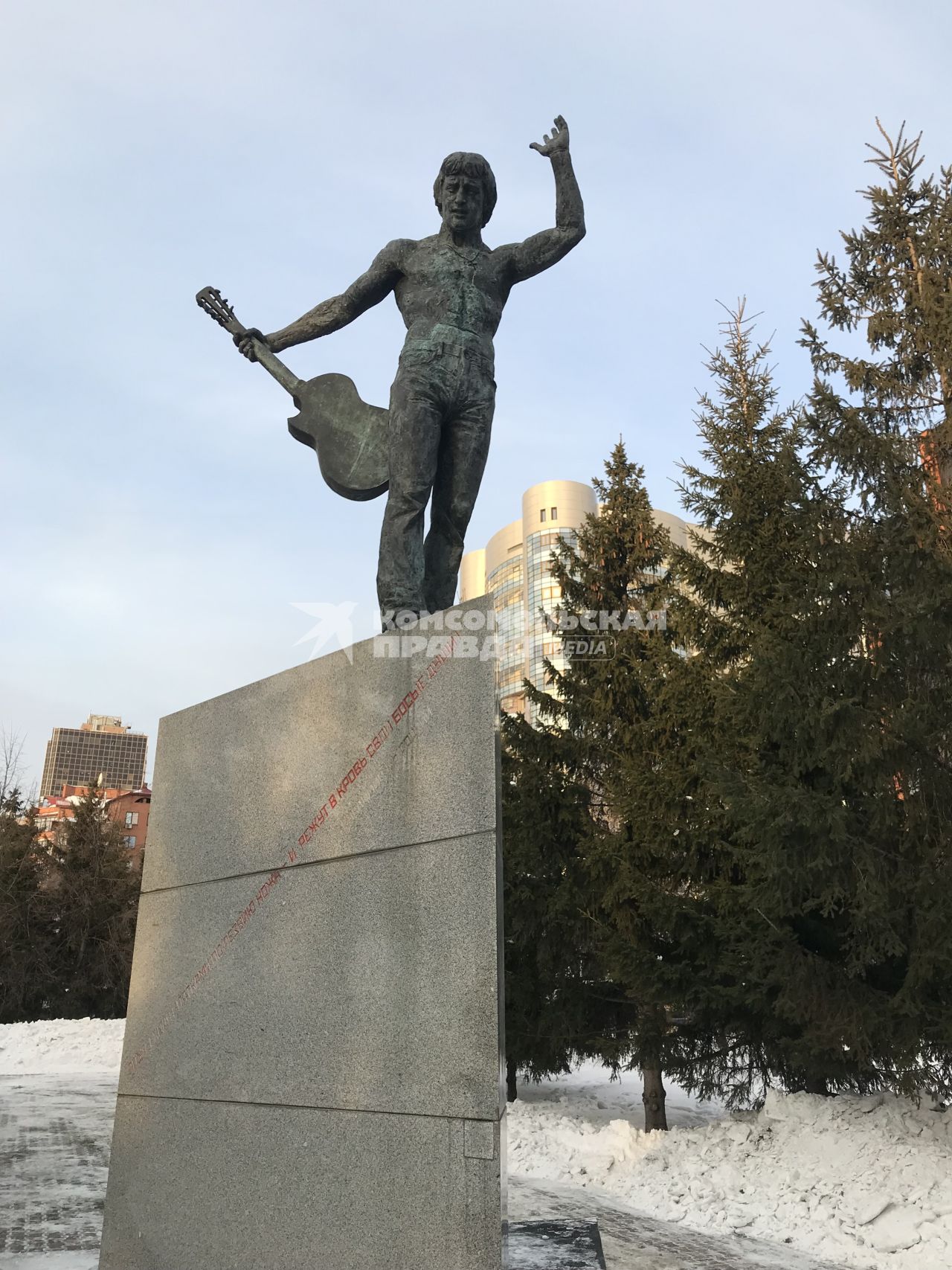 Новосибирск.  Памятник Владимиру Высоцкому на аллее бардов.