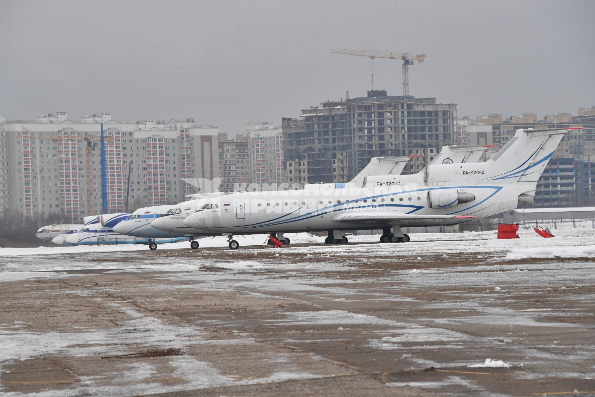 Москва. Самолет Як-42Д на аэродроме `Остафьево` в московском авиационном  центре.