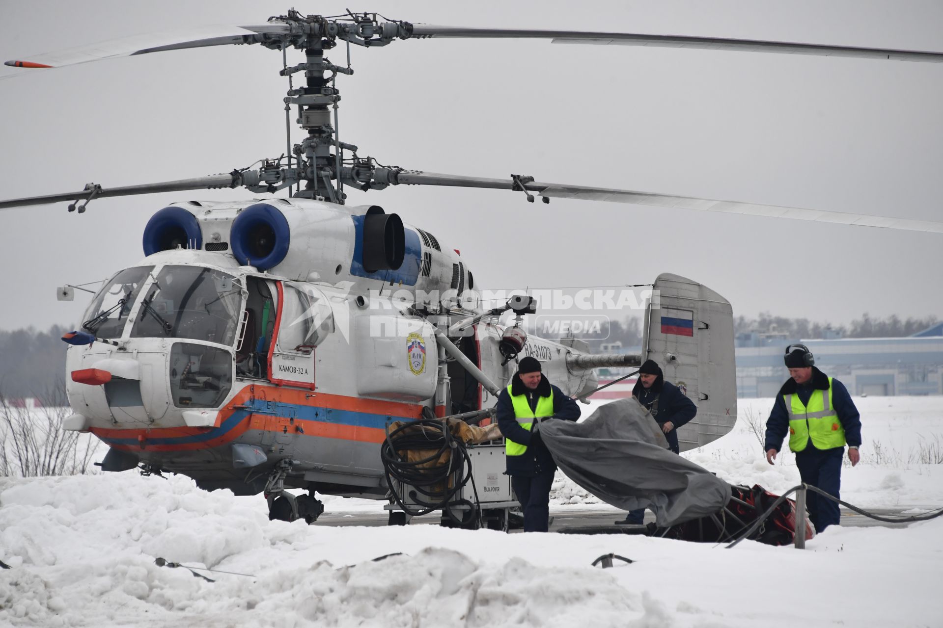 Москва. Пожарный вертолет Камое Ка-32А  на аэродроме `Остафьево` в московском авиационном  центре.