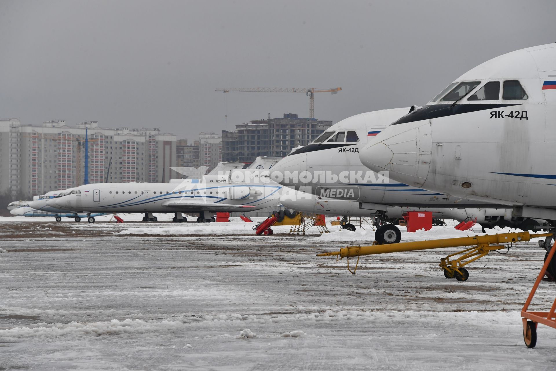 Москва. Самолет Як-42Д на аэродроме `Остафьево` в московском авиационном  центре.