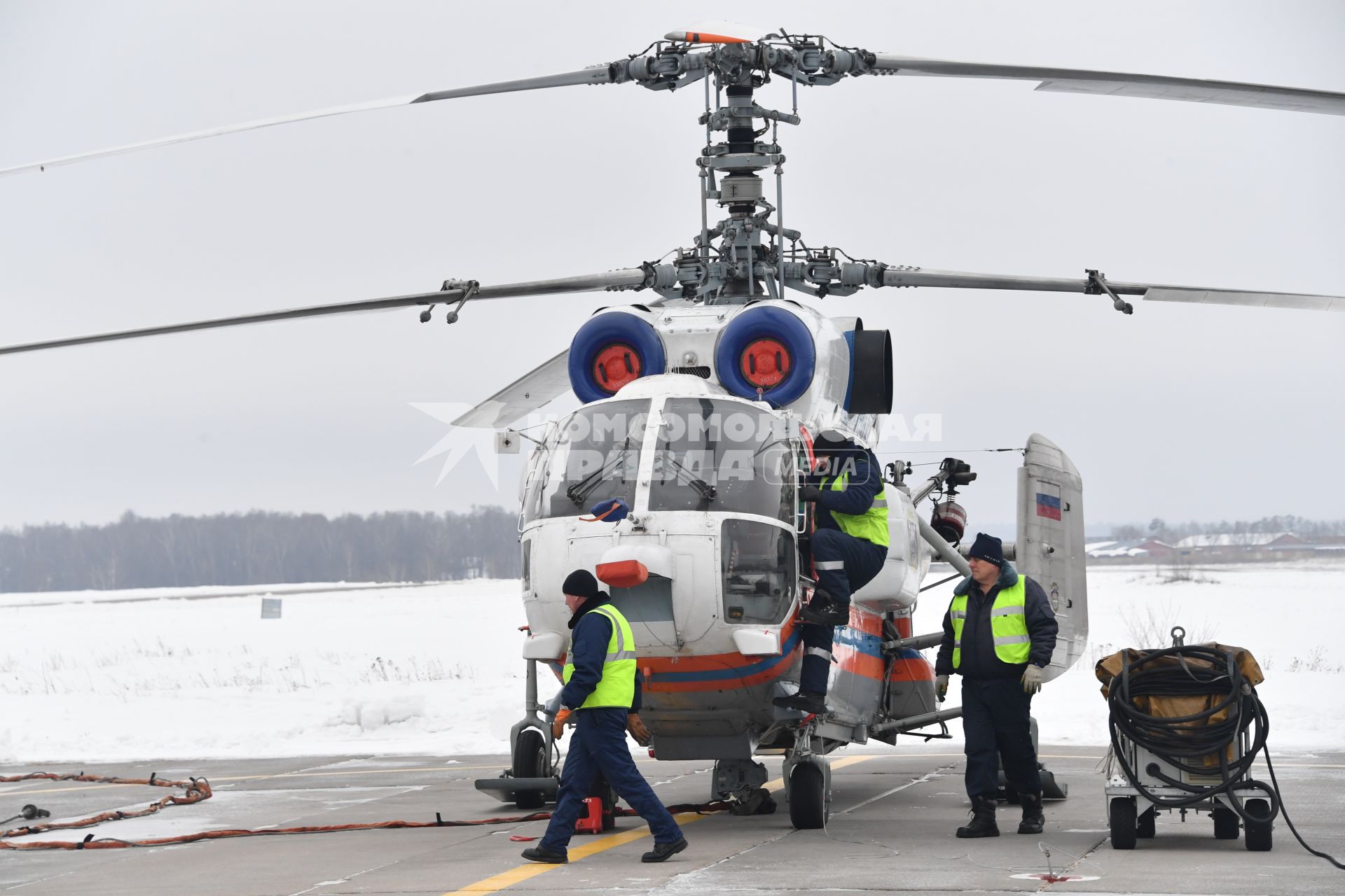 Москва. Пожарный вертолет Камое Ка-32А  на аэродроме `Остафьево` в московском авиационном  центре.