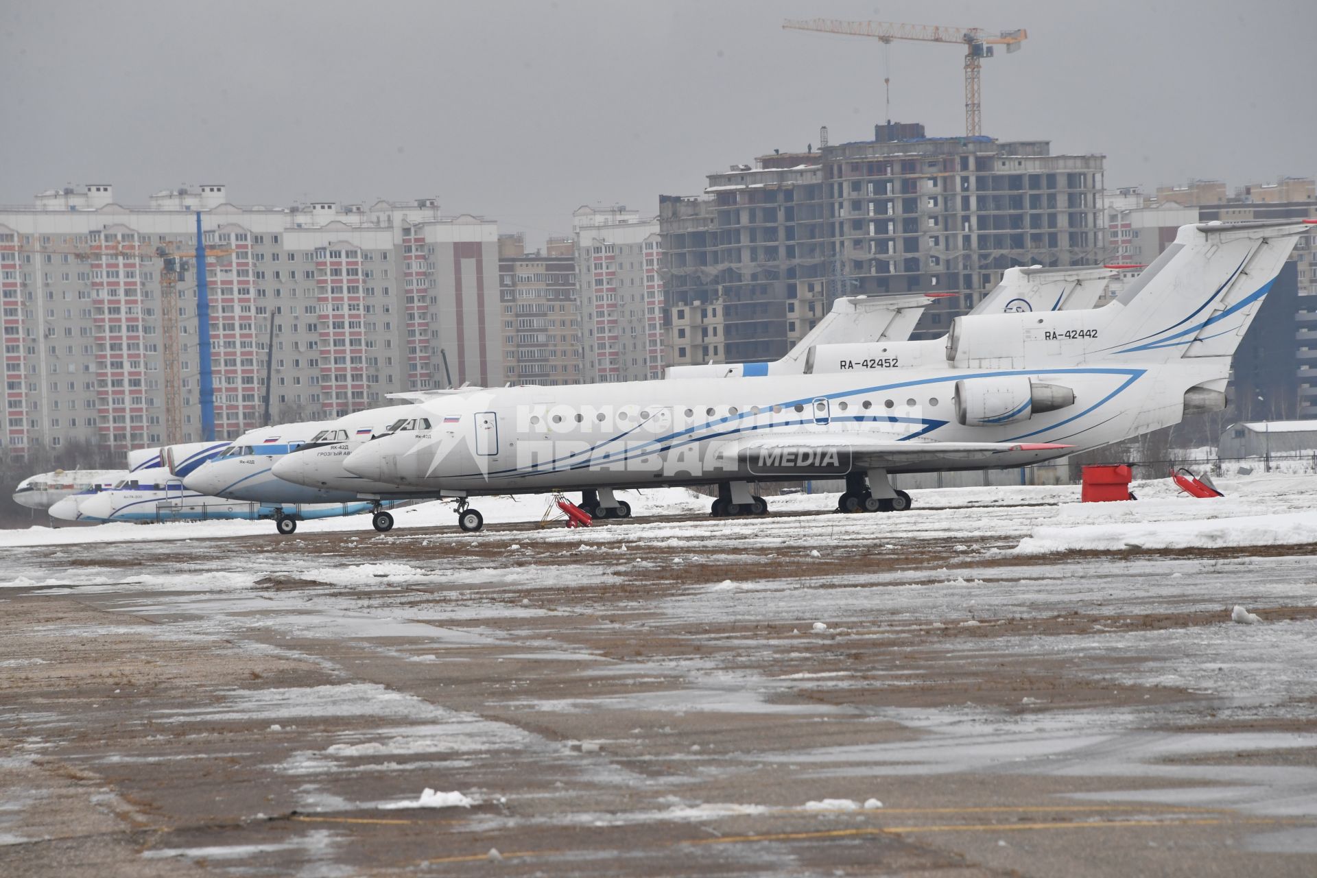 Москва. Самолет Як-42Д на аэродроме `Остафьево` в московском авиационном  центре.