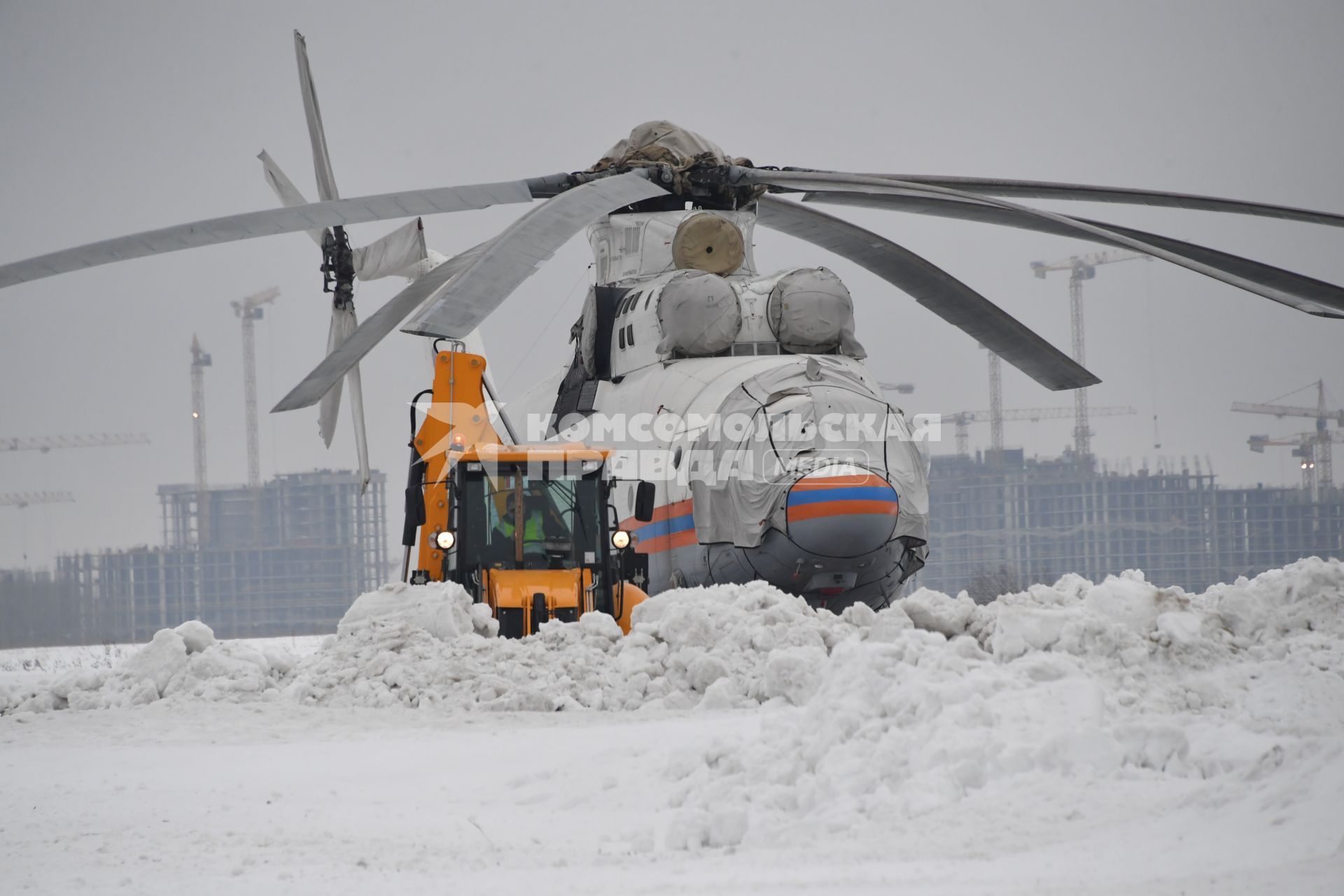 Москва. Пожарный вертолет Камое Ка-32А  на аэродроме `Остафьево` в московском авиационном  центре.