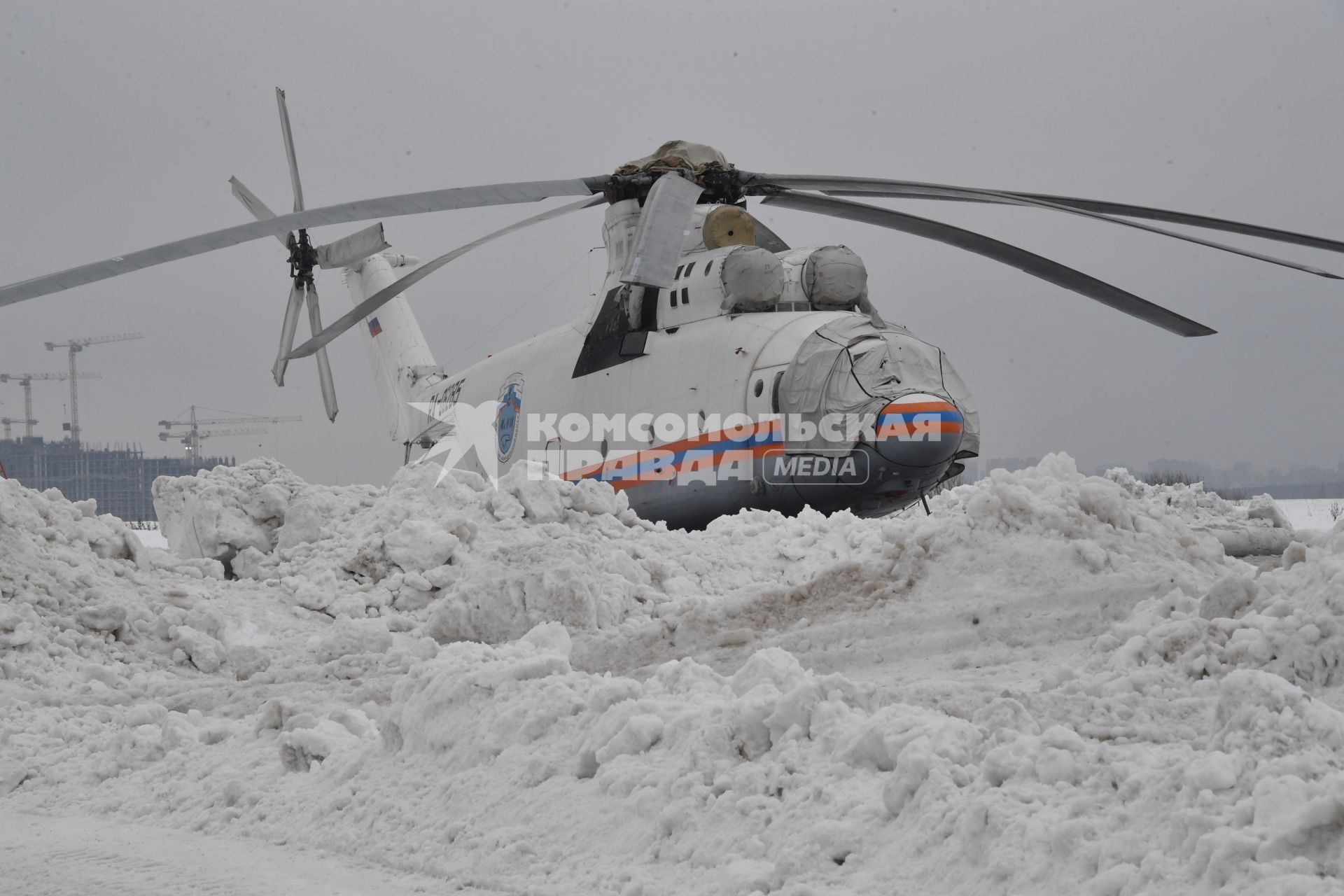 Москва. Пожарный вертолет Камое Ка-32А  на аэродроме `Остафьево` в московском авиационном  центре.