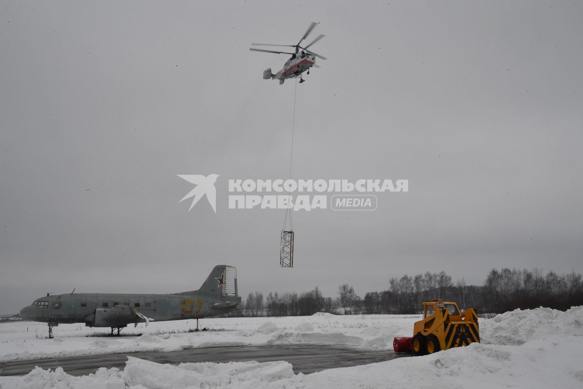 Москва. Пожарный вертолет Камое Ка-32А  на аэродроме `Остафьево` в московском авиационном  центре.