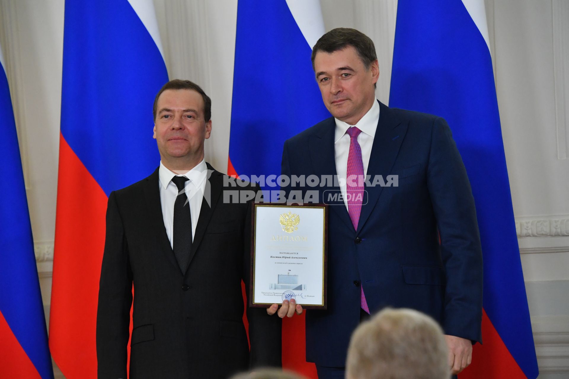 Москва.  Премьер-министр РФ Дмитрий Медведев  и генеральный директор `Газпром-медиа радио` Юрий Костин во  время церемонии вручения премий правительства  РФ в области СМИ.