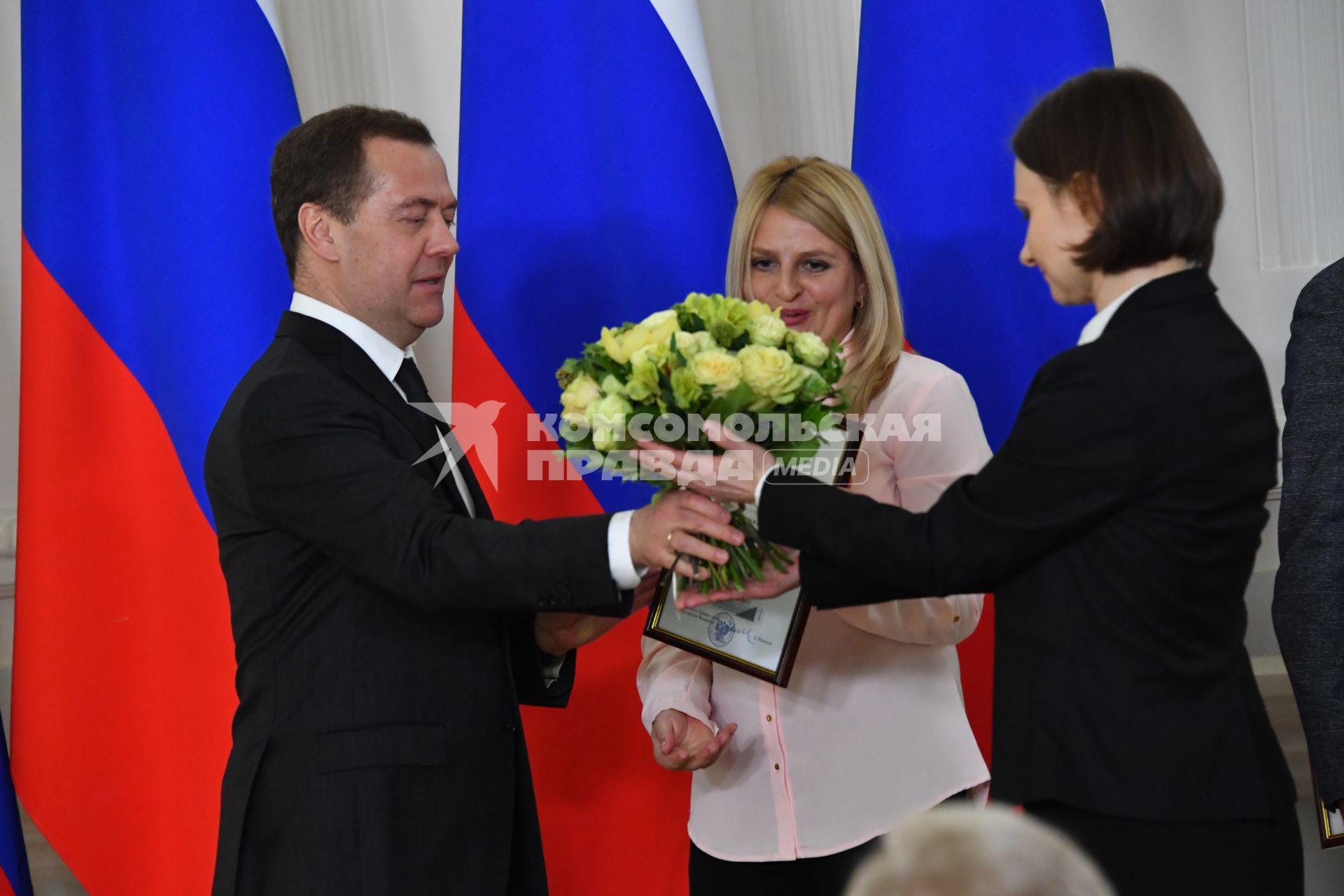 Москва.  Премьер-министр РФ Дмитрий Медведев  и  главный редактор радио `Комсомольская правда` Наталья Вороная  ( в центре) во  время церемонии вручения премий правительства  РФ в области СМИ.