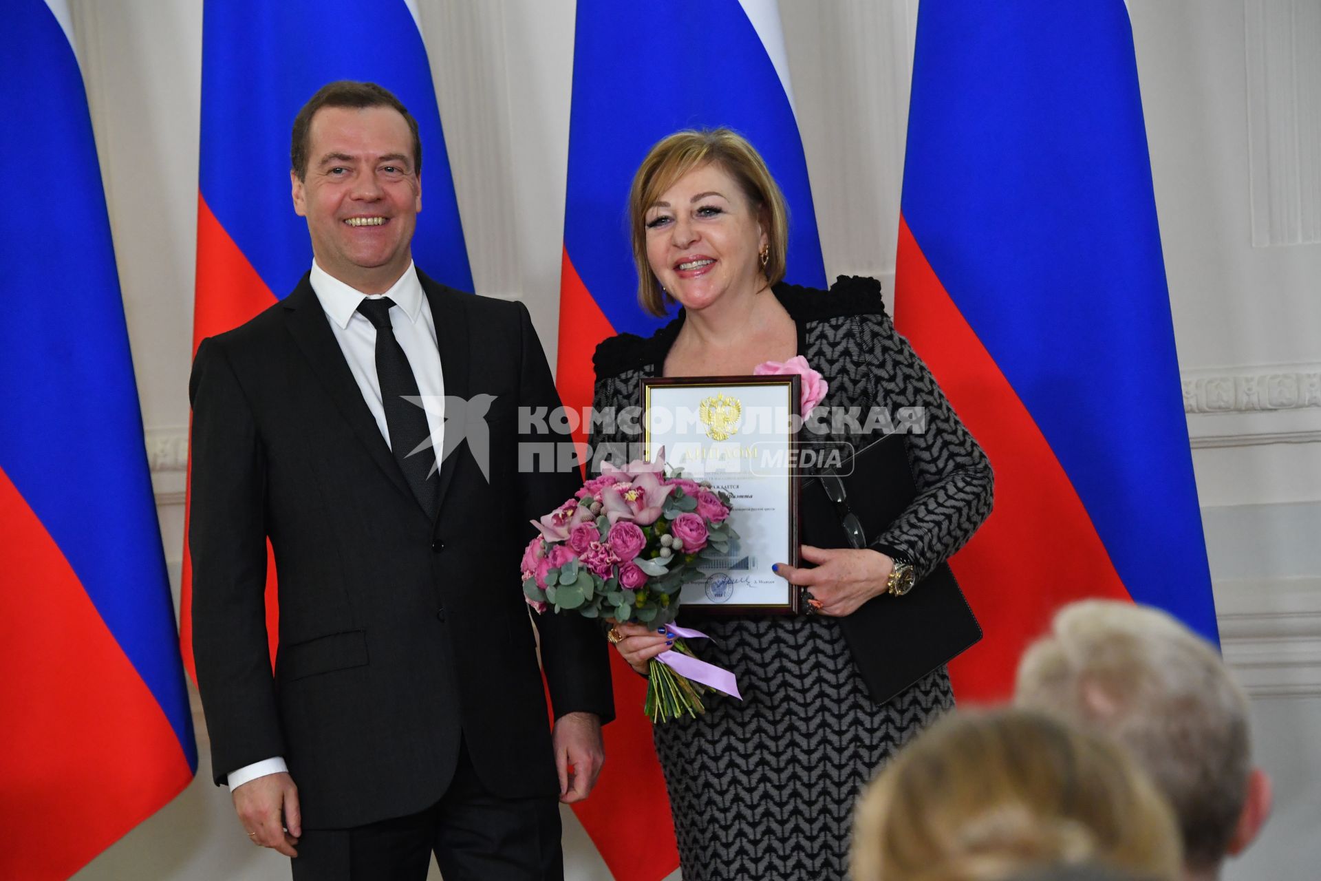 Москва.  Премьер-министр РФ Дмитрий Медведев  и председатель организационного комитета по организации и проведению ХХ Всемирного конгресса русской прессы в Нью-Йорке Мариэтте Розенталь во   время церемонии вручения премий правительства  РФ в области СМИ.