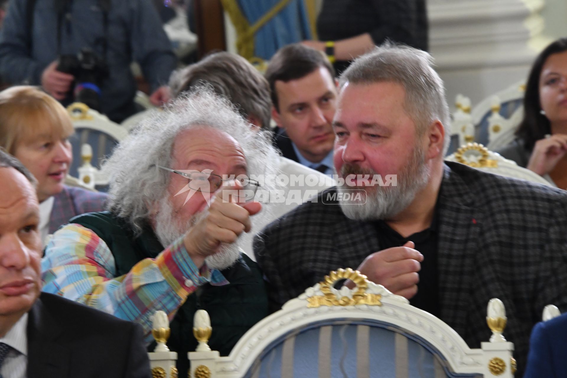 Москва. Журналист Алексей Венедиктов  и бывший главный редактор `Новой газеты` Дмитрий Муратов во время церемонии вручения премий правительства  РФ в области СМИ.