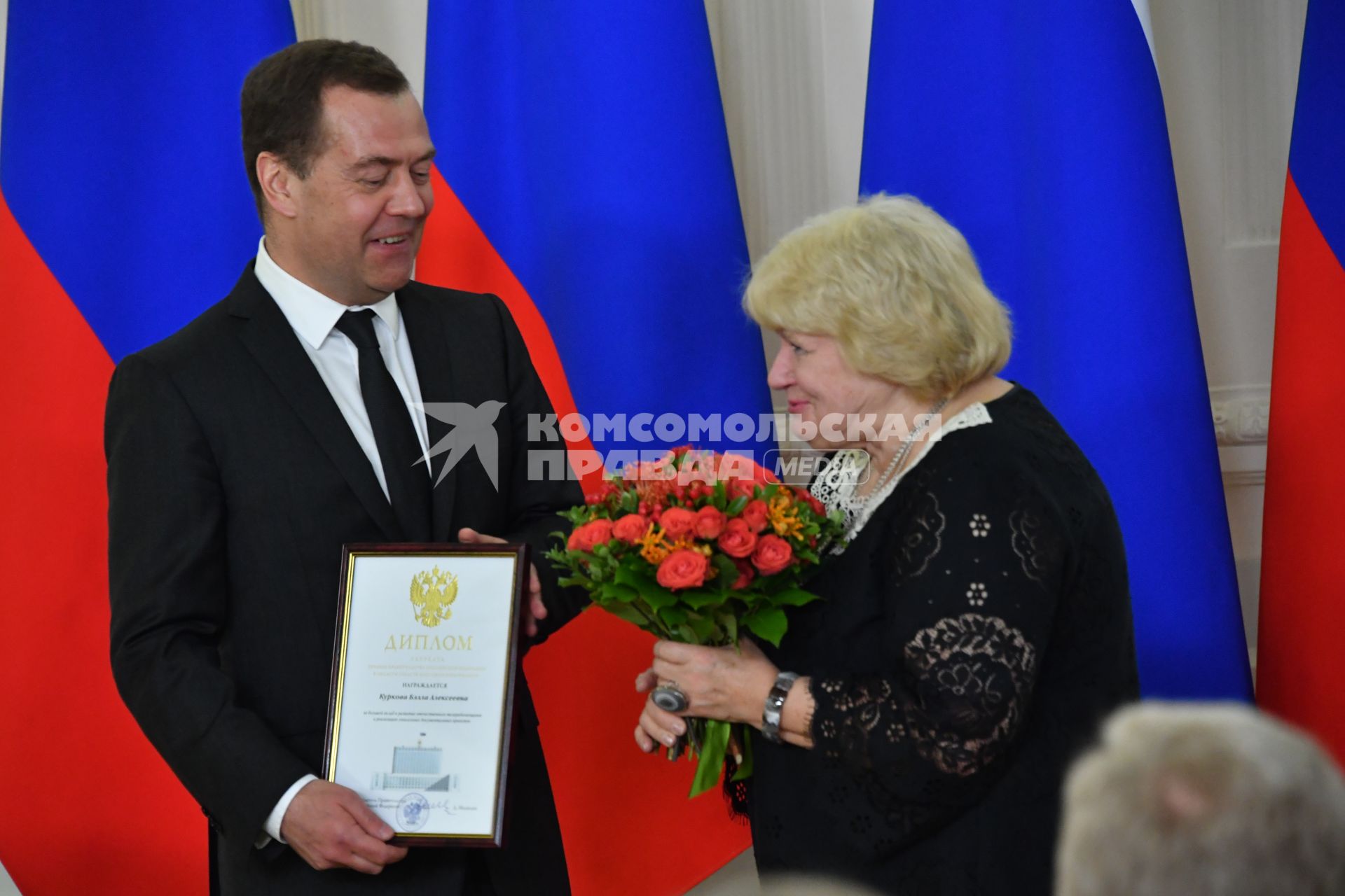 Москва.  Премьер-министр РФ Дмитрий Медведев  и заместитель главного редактора редакции ЭСМИ `Телеканал Культура`Белла Куркова во  время церемонии вручения премий правительства  РФ в области СМИ.