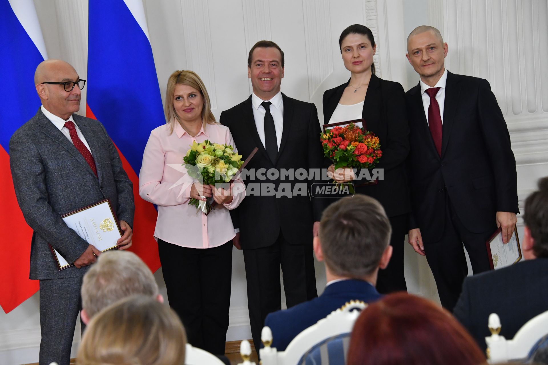 Москва.  Шеф-редактор ИД `Комсомольская правда` Алексей Ганелин, главный редактор радио `Комсомольская правда` Наталья Вороная, премьер-министр РФ Дмитрий Медведев, заместитель главного редактора, шеф-редактор сайта КП.RU Олеся Носова  и первый заместитель генерального директора ИД `Комсомольская правда` Александр Чепель  (слева направо) во  время церемонии вручения премий правительства  РФ в области СМИ.