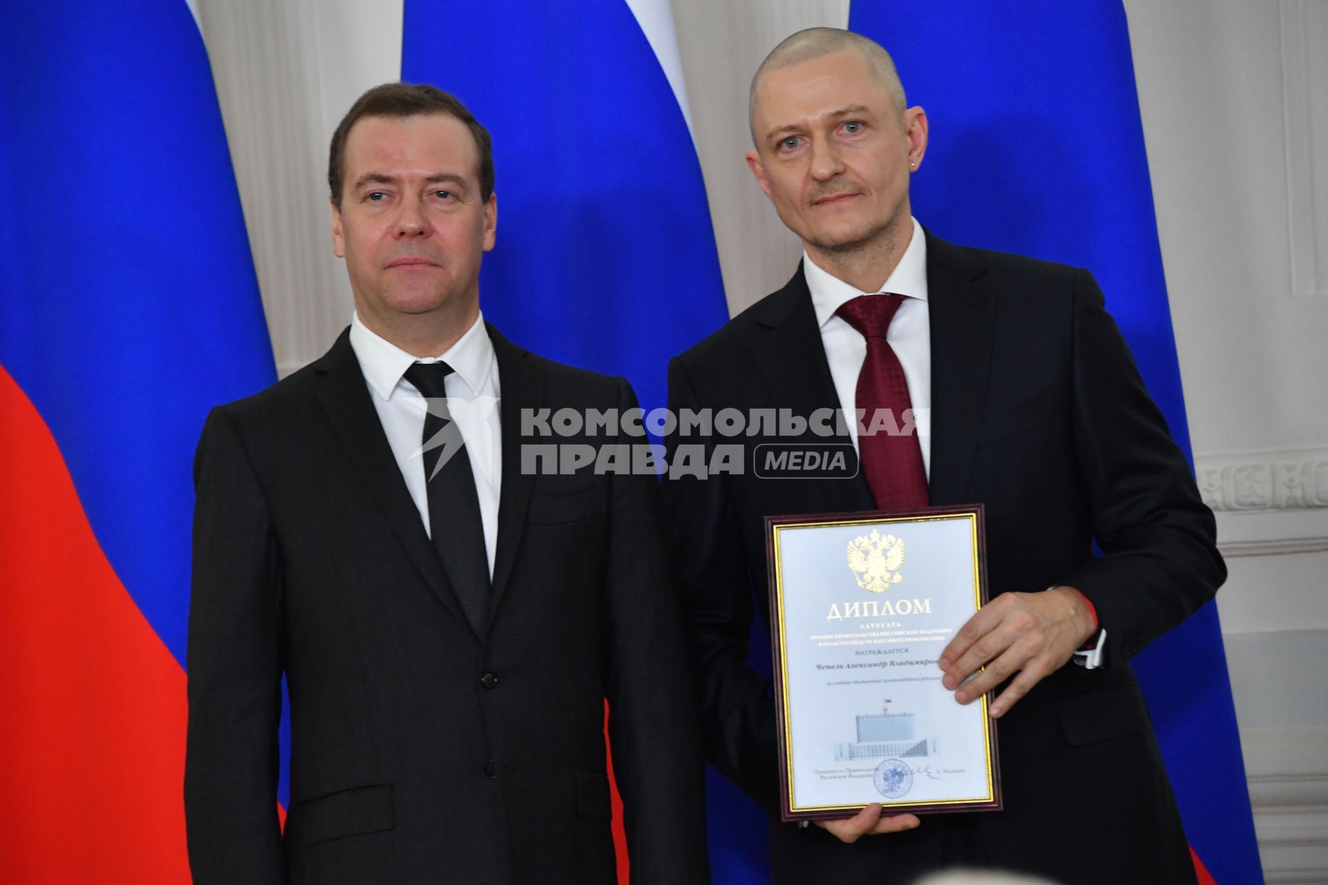 Москва.  Премьер-министр РФ Дмитрий Медведев  и  первый заместитель генерального директора ИД `Комсомольская правда` Александр Чепель во  время церемонии вручения премий правительства  РФ в области СМИ.