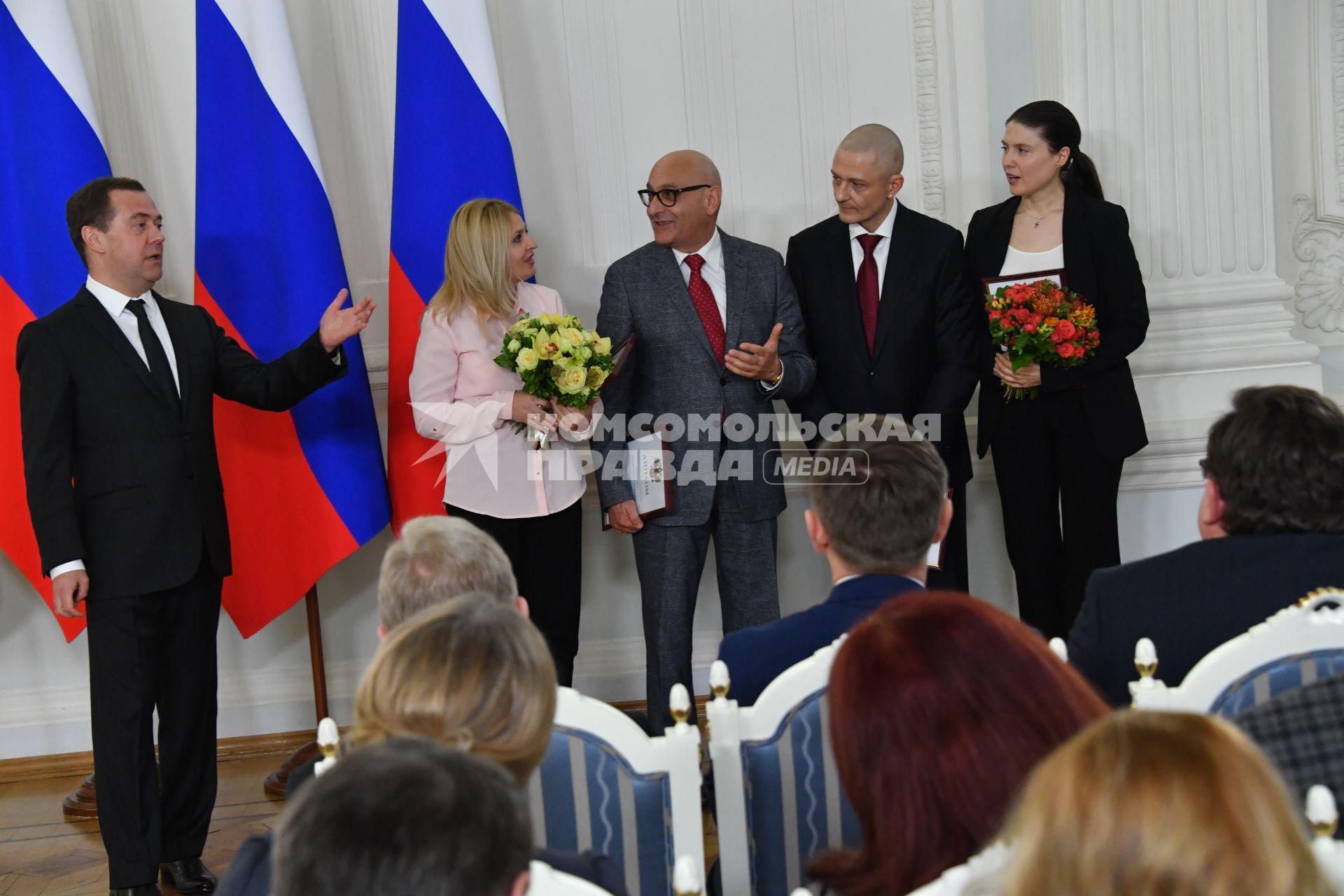 Москва.  Премьер-министр РФ Дмитрий Медведев, главный редактор радио `Комсомольская правда` Наталья Вороная, шеф-редактор ИД `Комсомольская правда` Алексей Ганелин, первый заместитель генерального директора ИД `Комсомольская правда` Александр Чепель и заместитель главного редактора, шеф-редактор сайта КП.RU Олеся Носова  (слева направо) во  время церемонии вручения премий правительства  РФ в области СМИ.