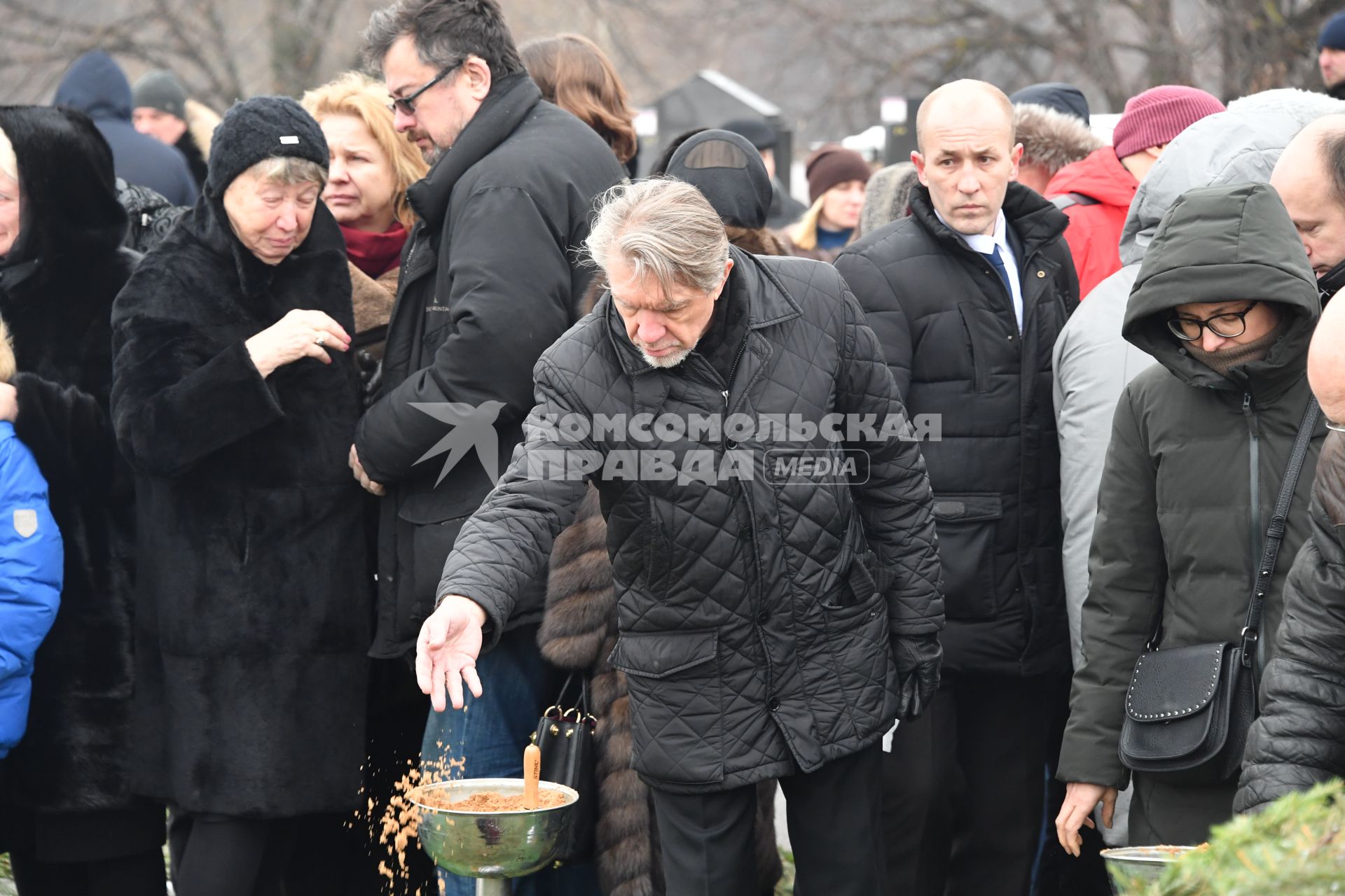 Москва. Во время церемонии прощания с актером Сергеем Юрским  на Троекуровском кладбище.