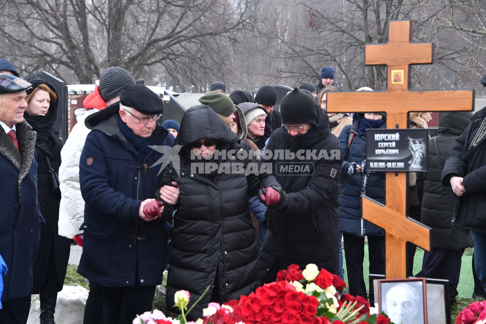 Москва. Вдова  Сергея Юрского актриса Наталья Тенякова, актер  Валерий Баринов (слева) во время церемонии прощания с актером Сергеем Юрским  на Троекуровском кладбище.