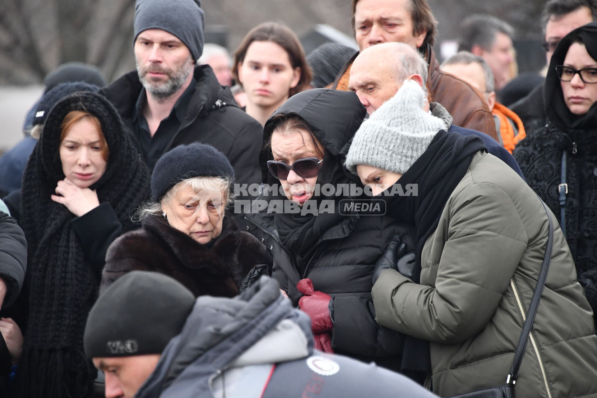 Москва. Дочь актриса Дарья Юрская (слева), вдова  Сергея Юрского актриса Наталья Тенякова во время церемонии прощания с актером Сергеем Юрским  на Троекуровском кладбище.