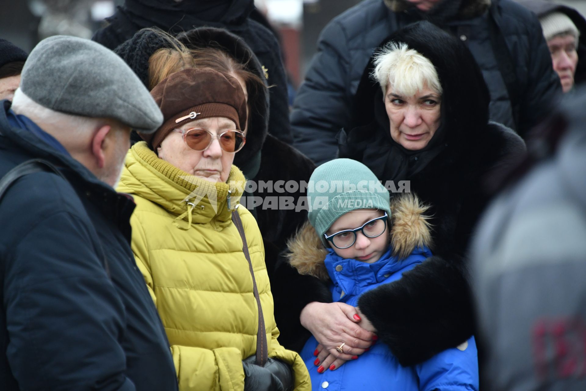 Москва. Внук Сергея Юрского Алишер во время церемонии прощания с актером Сергеем Юрским  на Троекуровском кладбище.