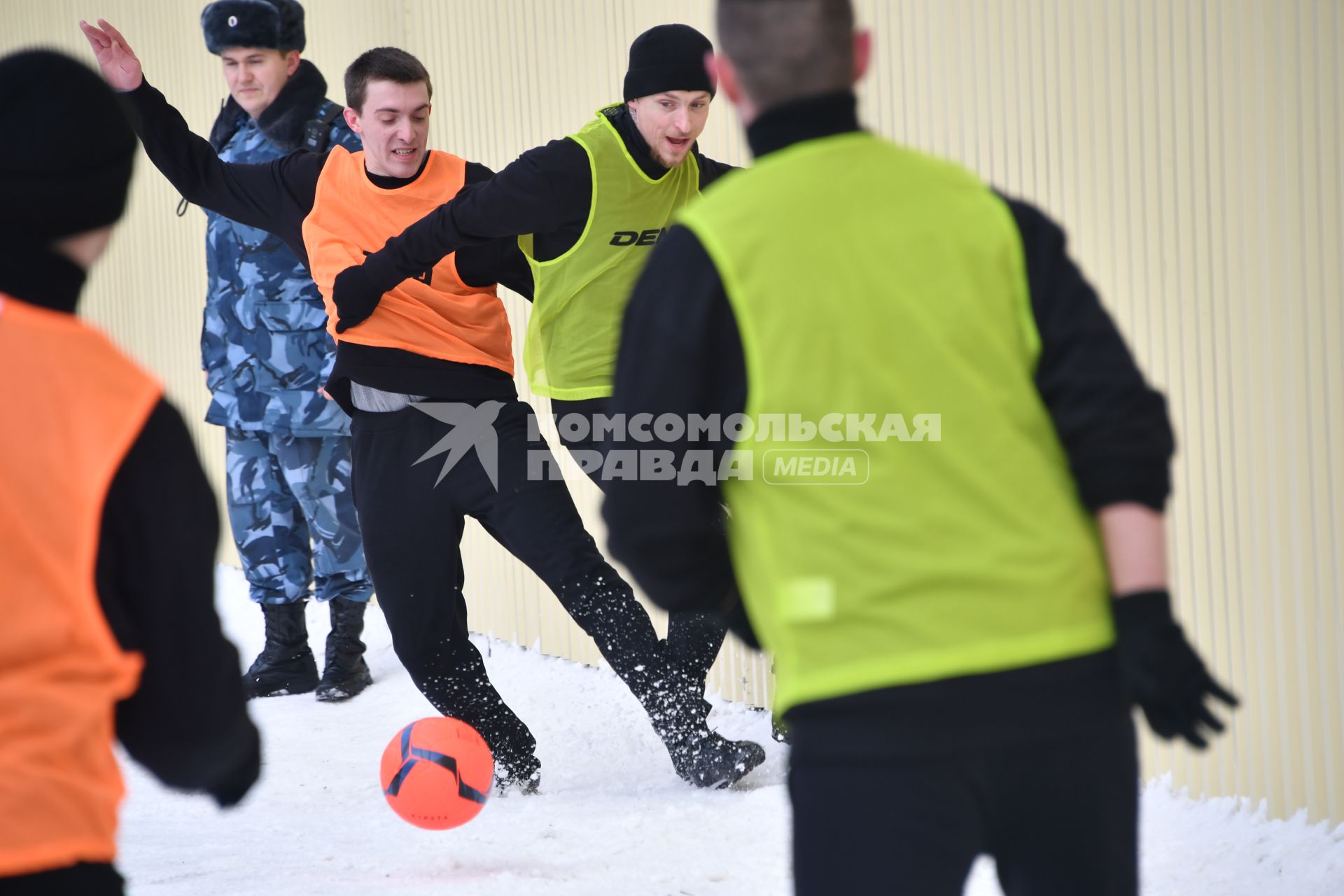 Москва. Игрок ФК `Краснодар` Павел Мамаев  (второй справа) в футбольном матче между заключенными московского СИЗО `Бутырка`.