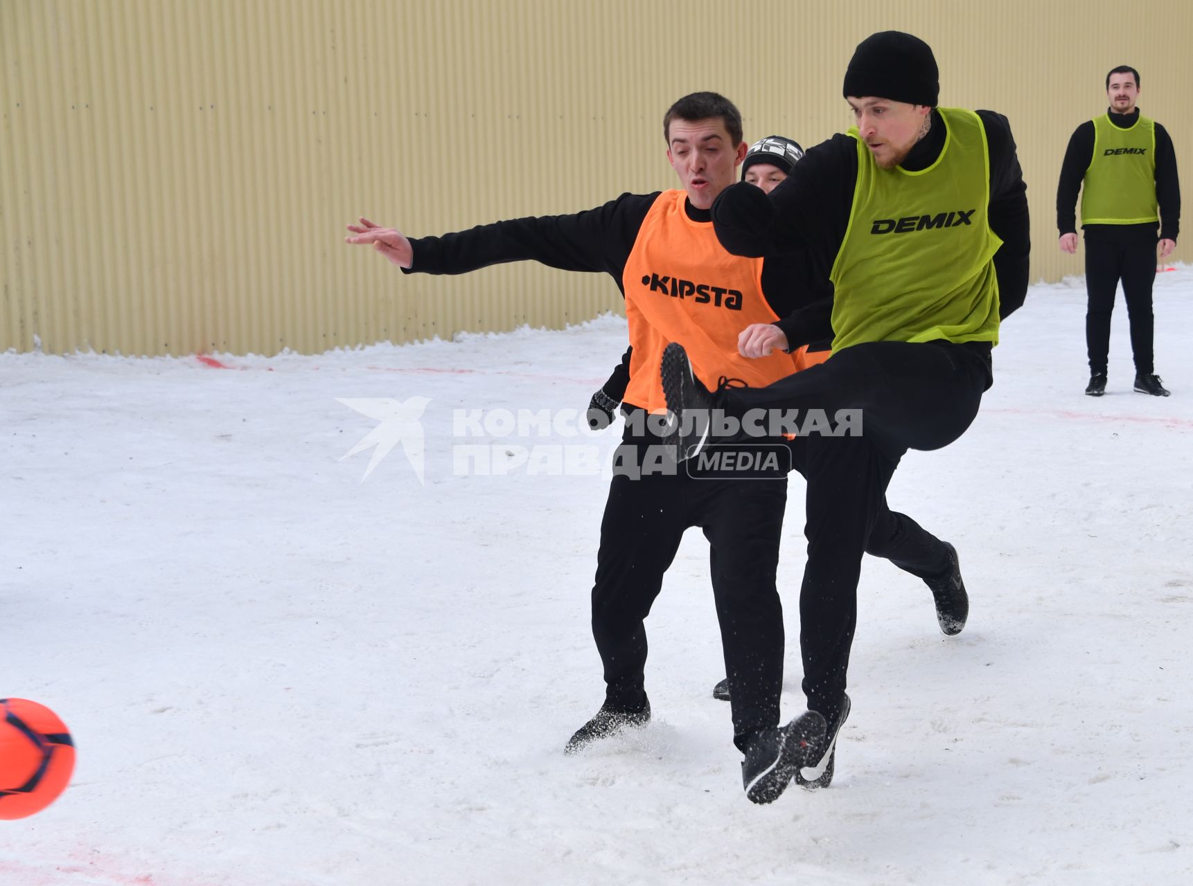 Москва. Игрок ФК `Краснодар` Павел Мамаев (второй слева) в футбольном матче между заключенными московского СИЗО `Бутырка`.