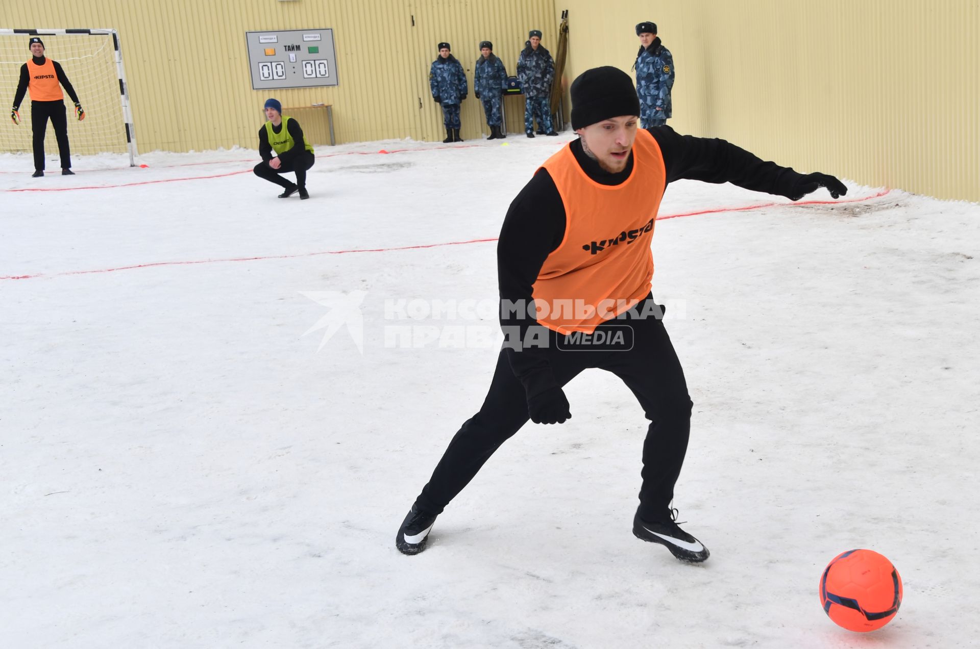 Москва. Игрок ФК `Краснодар` Павел Мамаев в футбольном матче между заключенными московского СИЗО `Бутырка`.