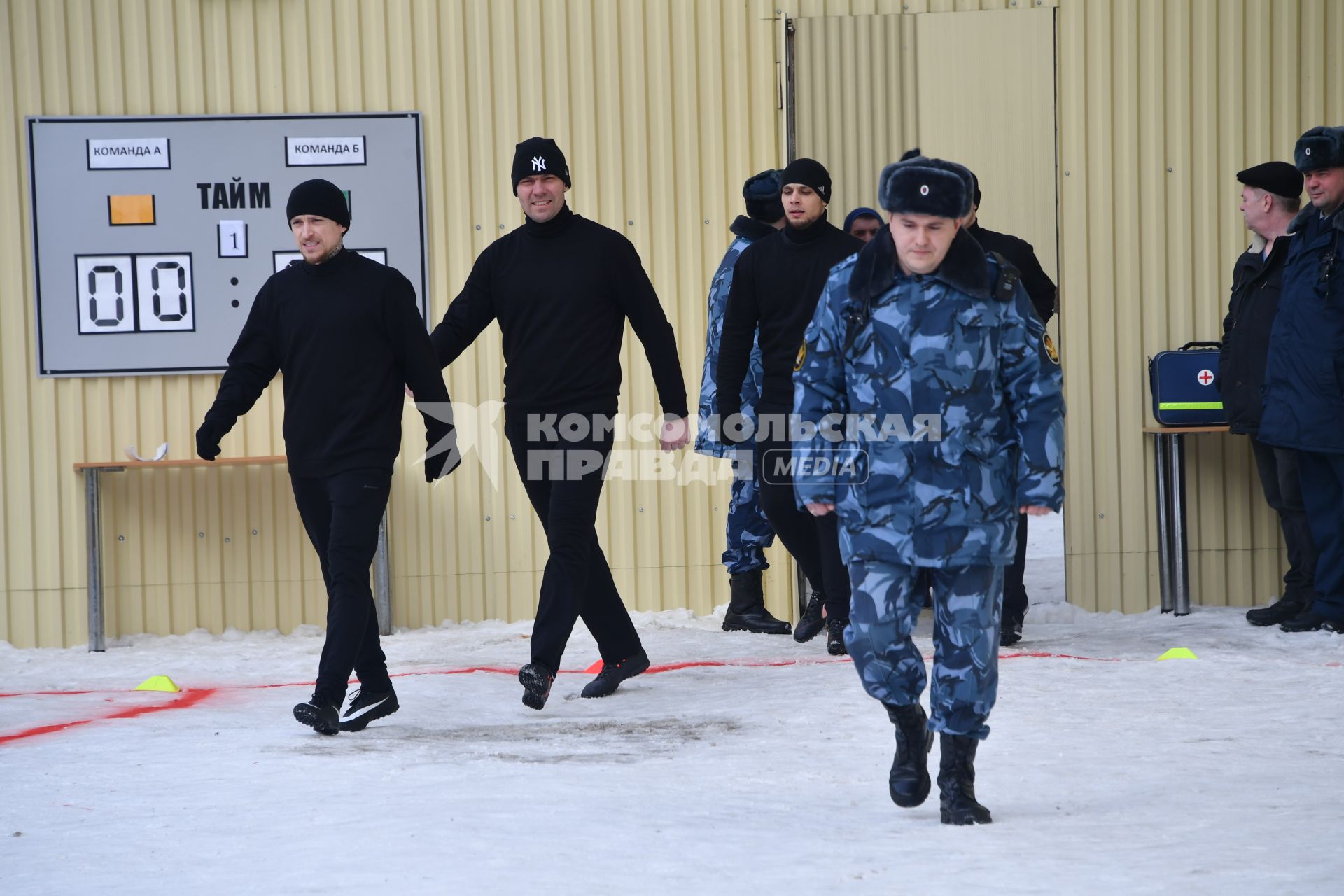 Москва. Игрок ФК `Краснодар` Павел Мамаев (слева) после футбольного матча между заключенными московского СИЗО  `Бутырка`.