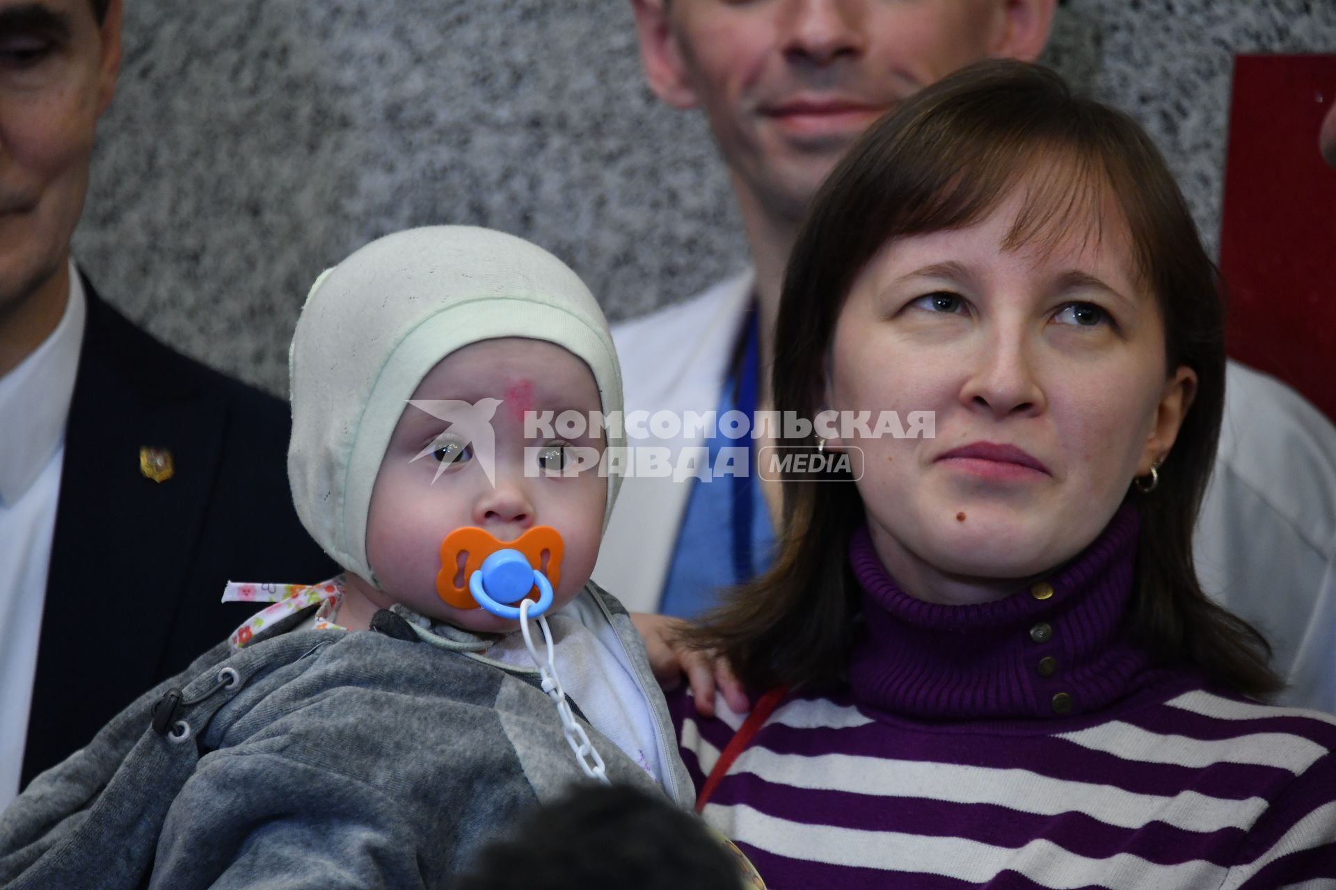 Москва.  Ваня Фокин, спасенный из-под завалов обрушившегося в Магнитогорске дома, с матерью Ольгой после выписки из московского Научно-исследовательского института неотложной детской хирургии и травматологии.