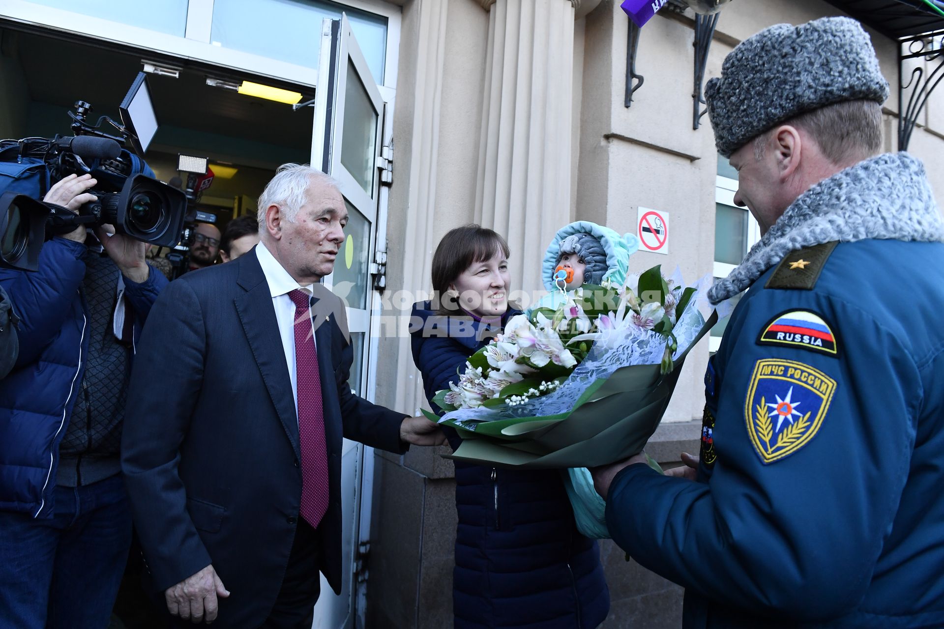 Москва.  Президент Научно-исследовательского института неотложной детской хирургии и травматологии Леонид Рошаль (слева) и Ваня Фокин, спасенный из-под завалов обрушившегося в Магнитогорске дома, с матерью Ольгой  после выписки из московского Научно-исследовательского института неотложной детской хирургии и травматологии.