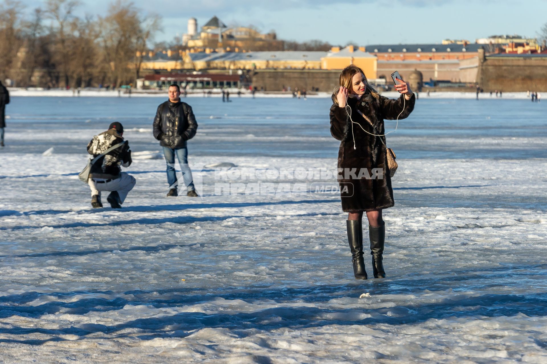 Санкт-Петербург. Горожане во время прогулки по льду реки Невы.