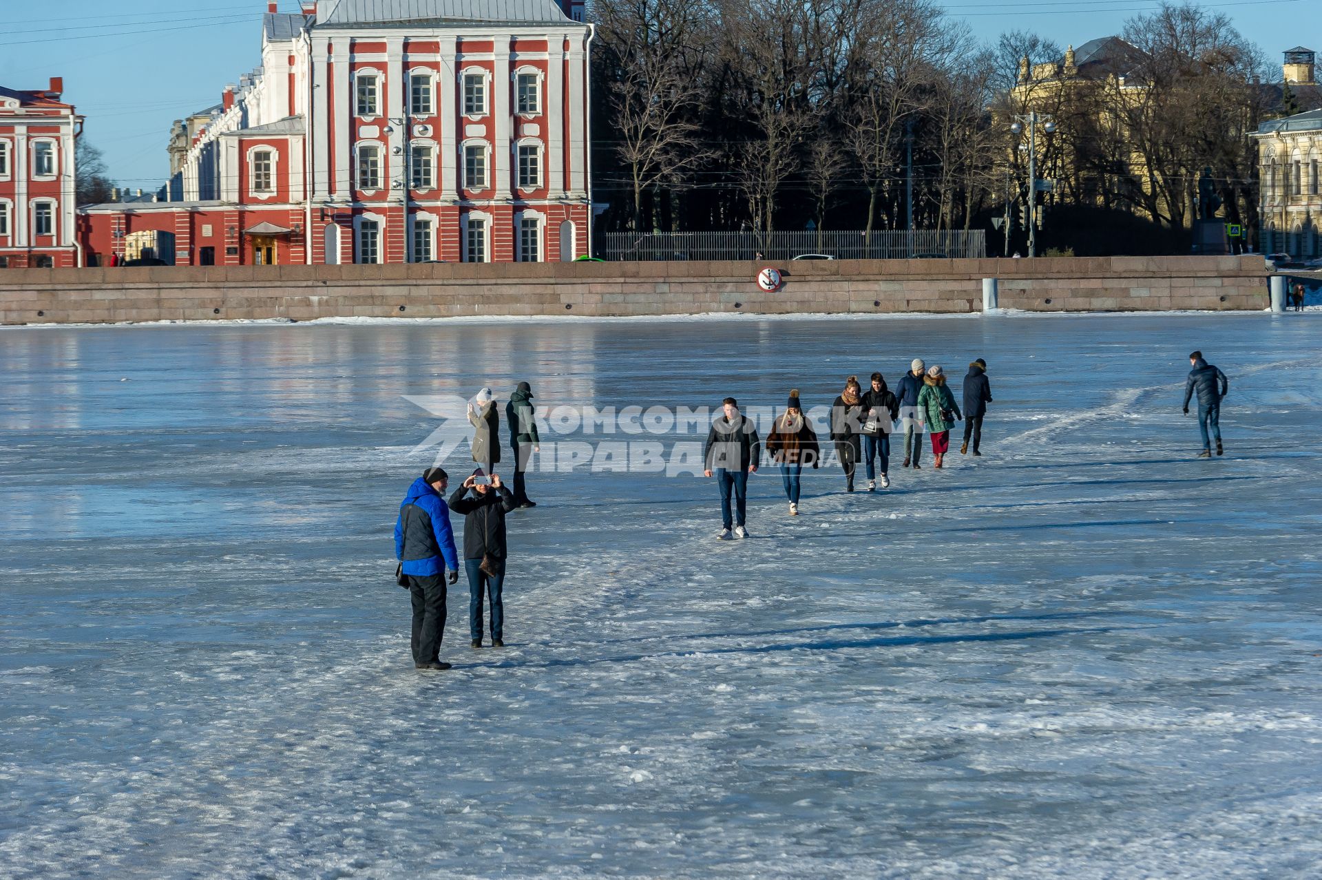 Санкт-Петербург. Горожане во время прогулки по льду реки Невы.