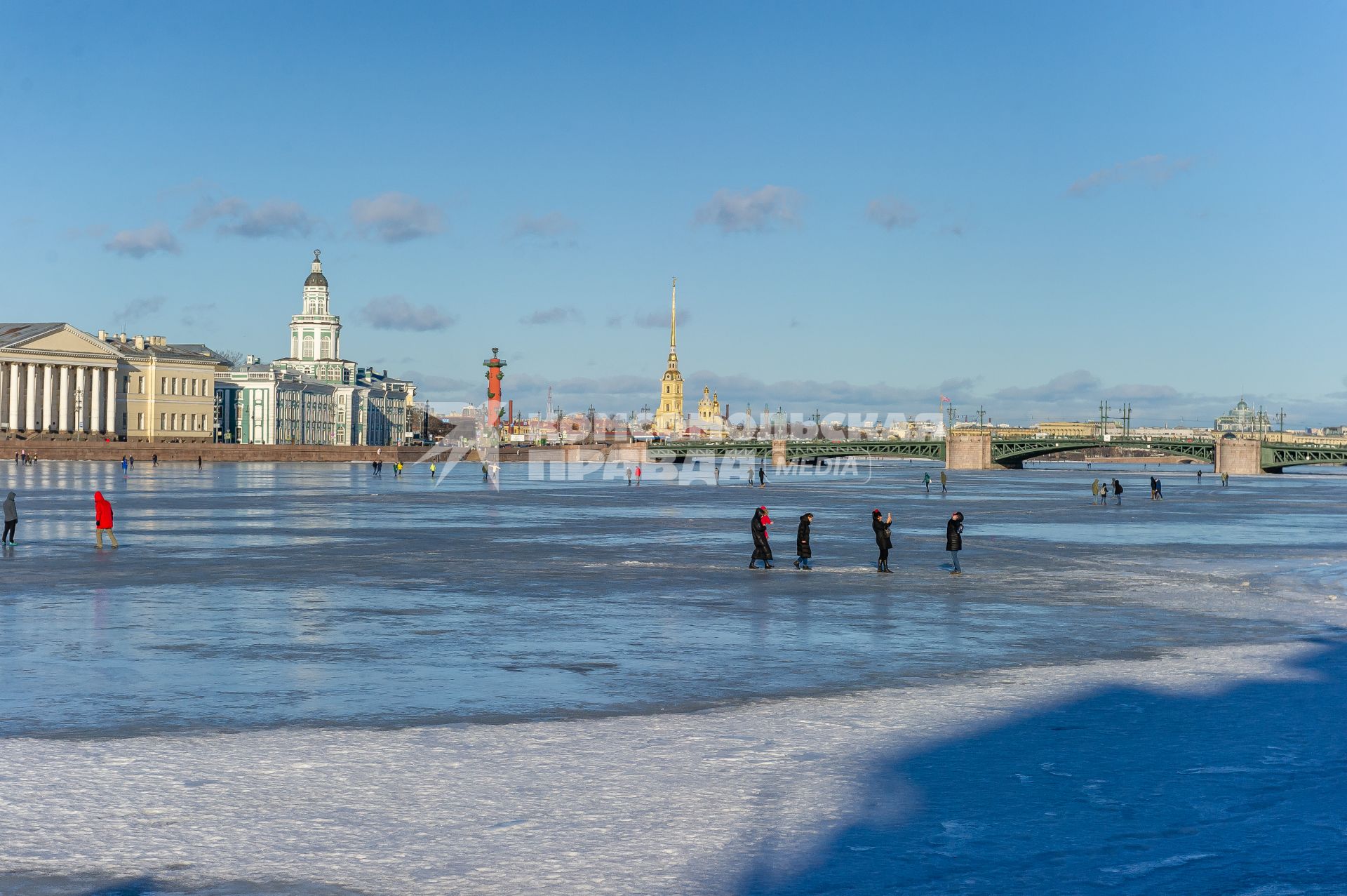 Санкт-Петербург. Горожане во время прогулки по льду реки Невы.