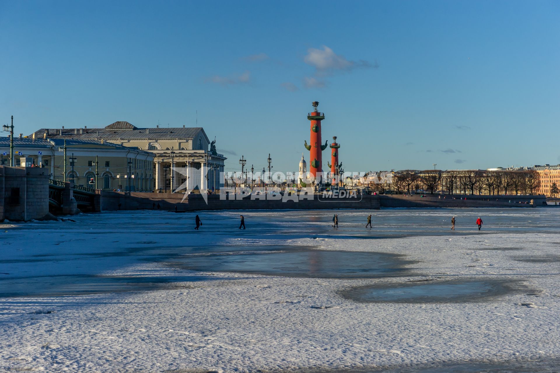 Санкт-Петербург. Горожане во время прогулки по льду реки Невы.