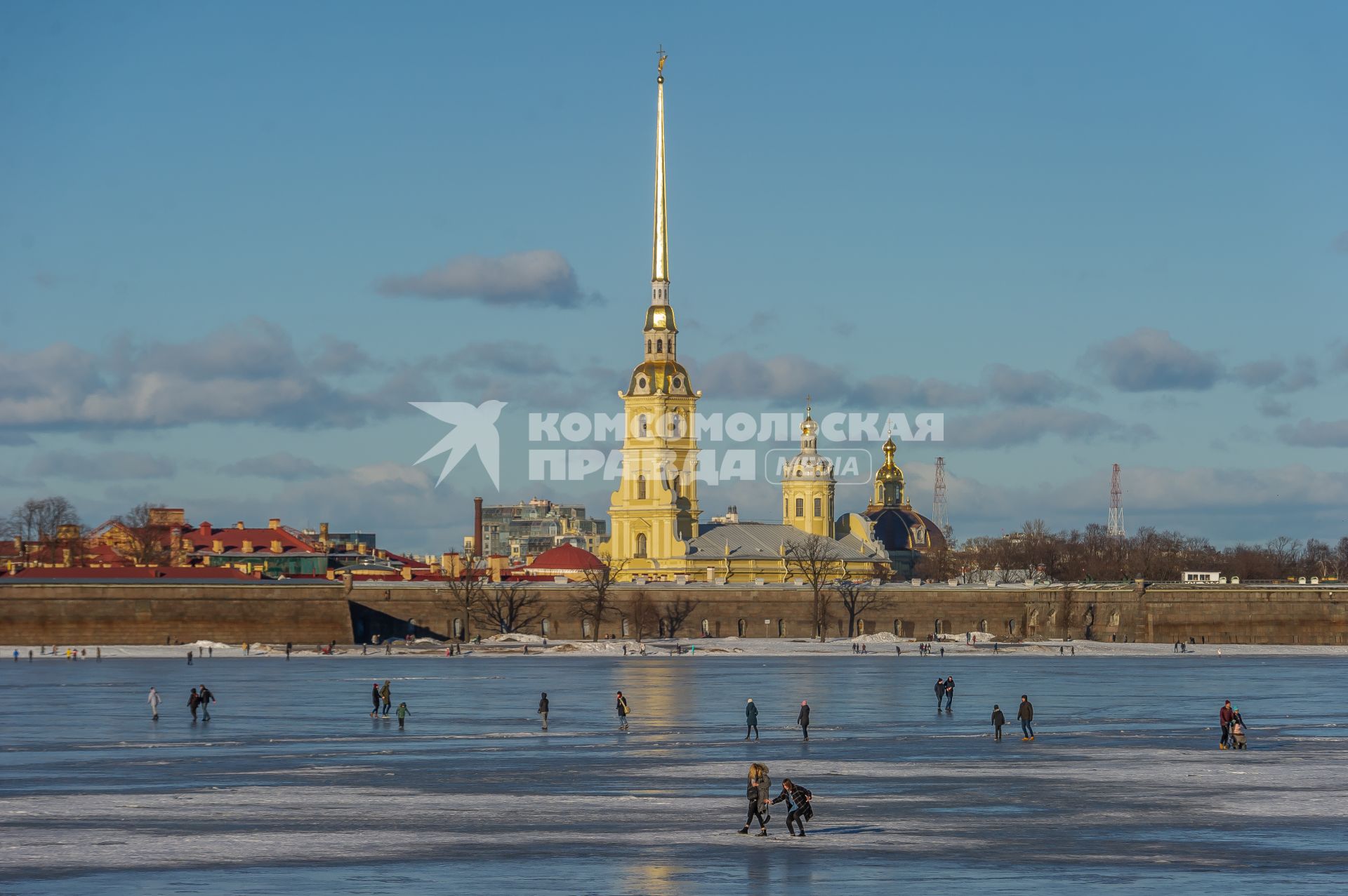 Санкт-Петербург. Горожане во время прогулки по льду реки Невы.