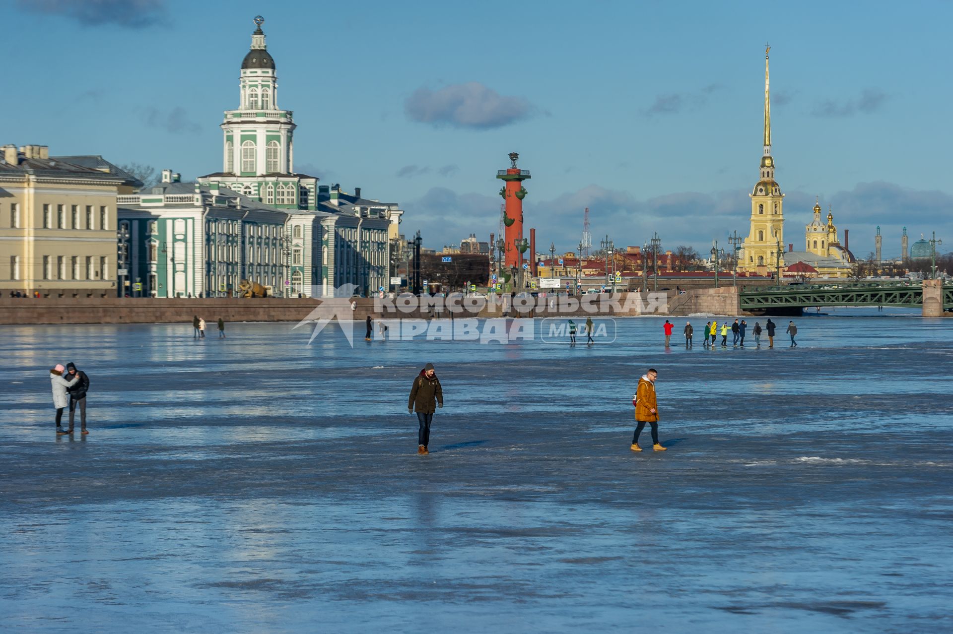 Санкт-Петербург. Горожане во время прогулки по льду реки Невы.