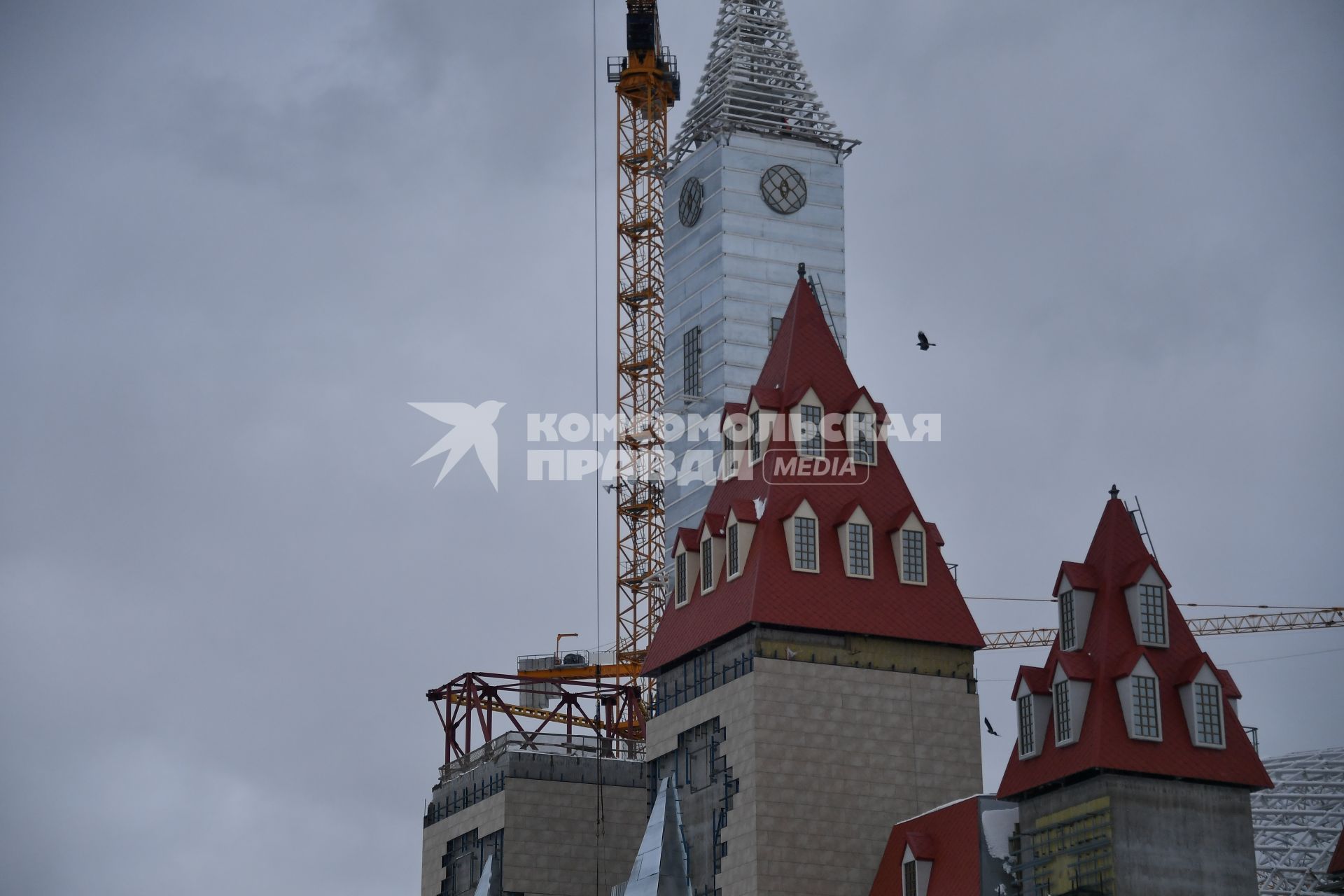 Москва. Строительство первого в России крытого тематического парка  развлечений `Остров мечты` в Нагатинской пойме.