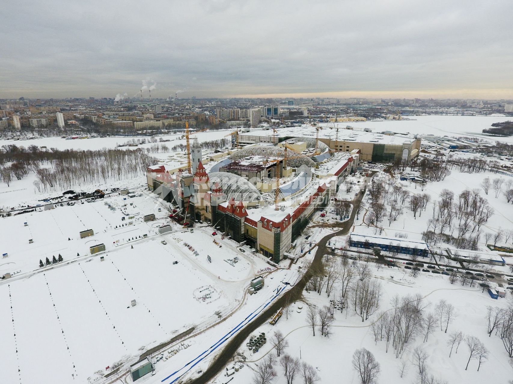 Москва. Вид на строительство первого в России крытого тематического парка  развлечений `Остров мечты` в Нагатинской пойме.