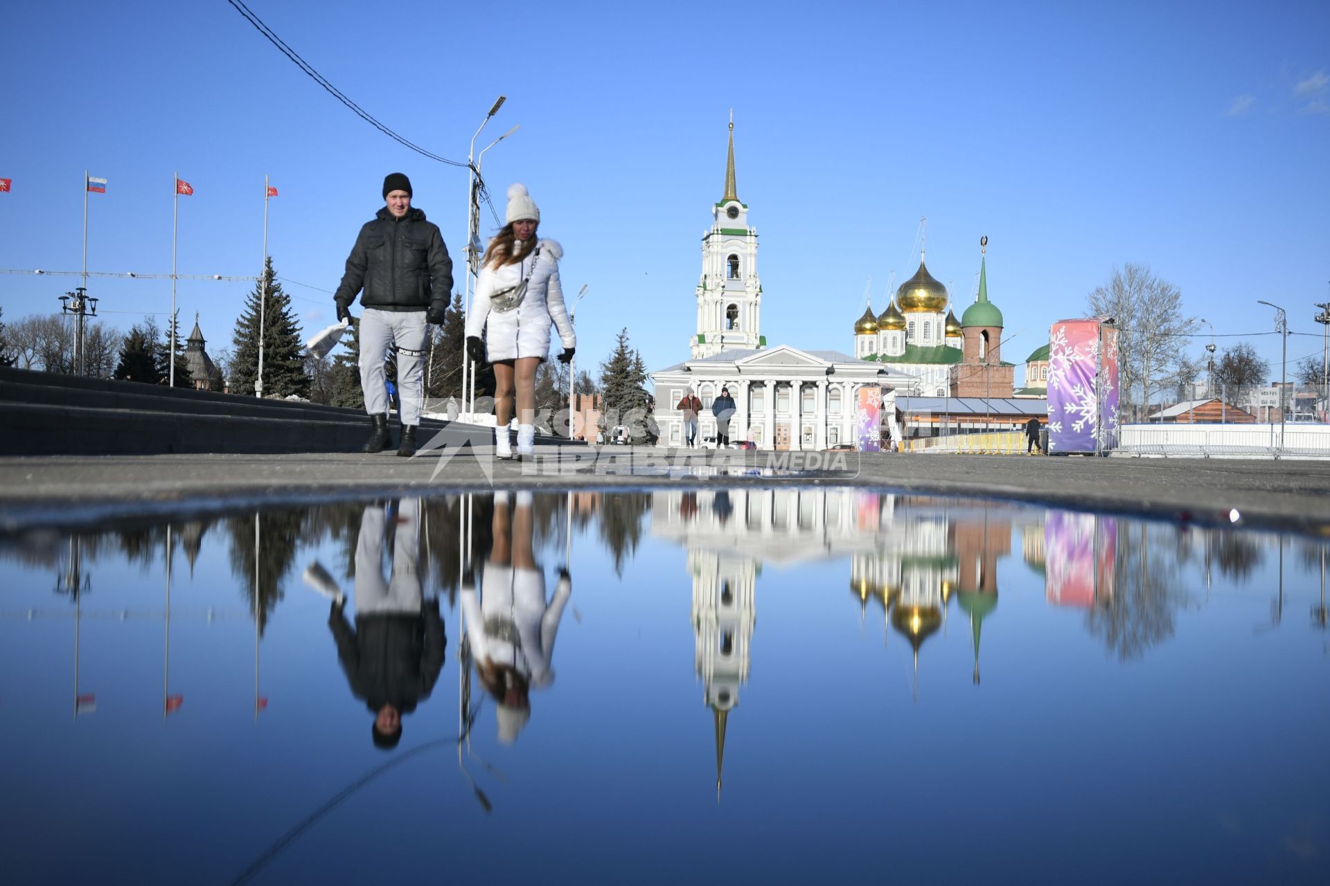 Тула. Отражение Тульского кремля в весенней луже.