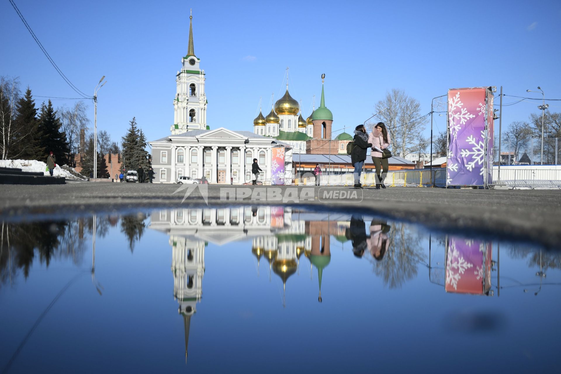 Тула. Отражение Тульского кремля в весенней луже.