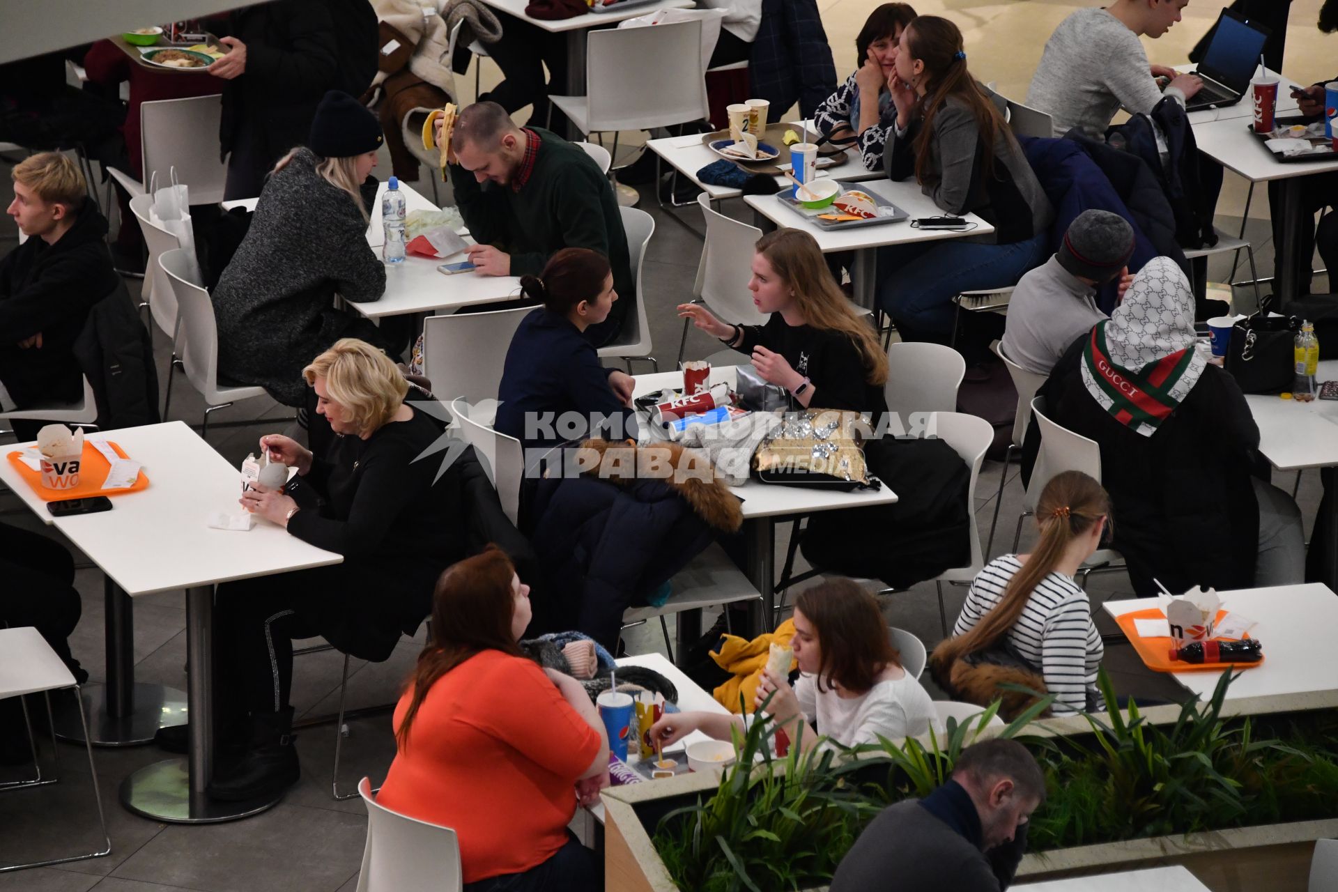 Москва. Посетители в кафе перед началом сеанса.