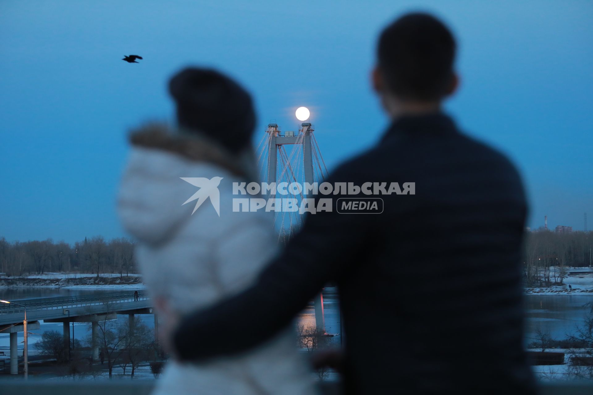 Красноярск.  Молодой человек с девушкой смотрят на луну.