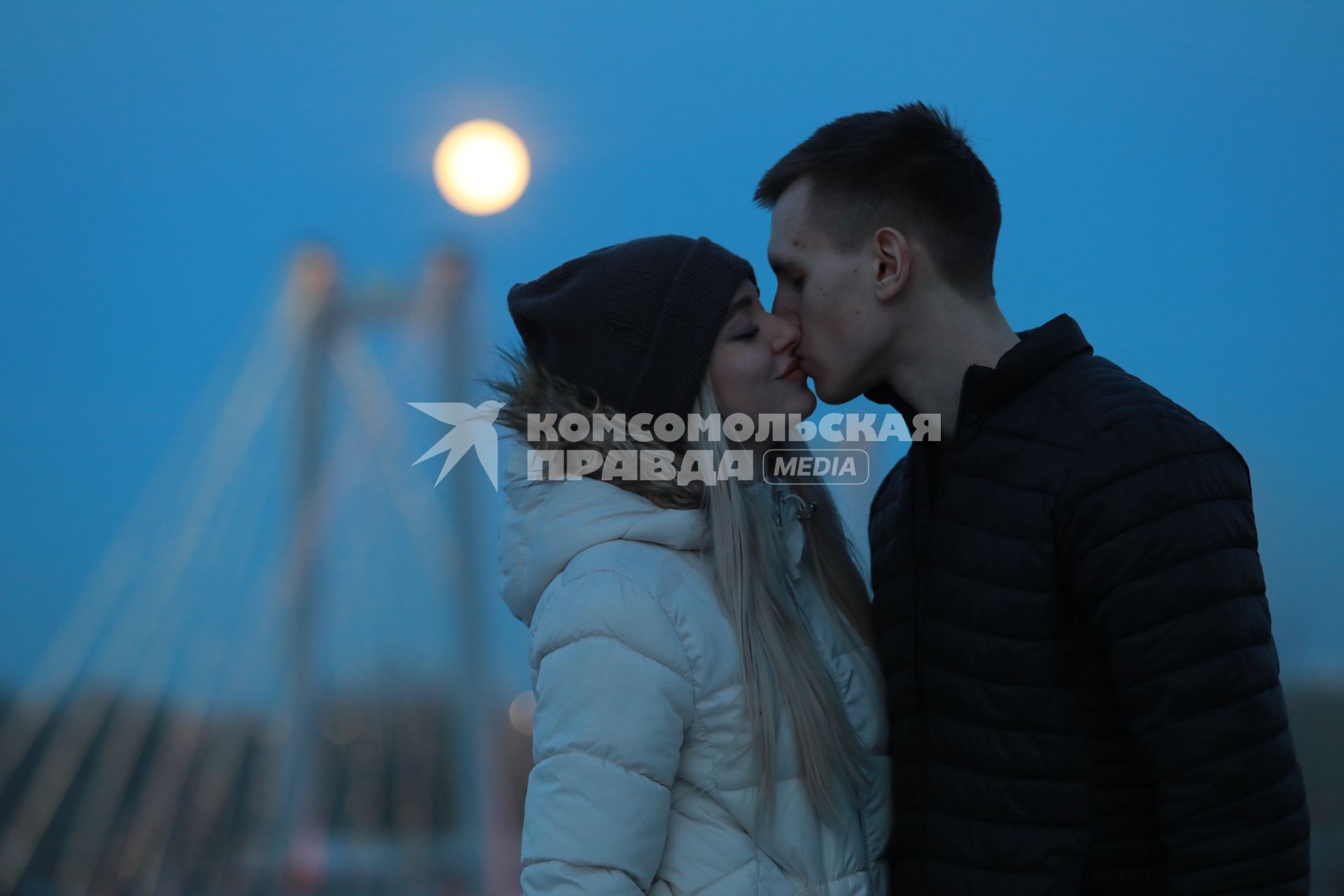 Красноярск.  Молодой человек с девушкой во время свидания.