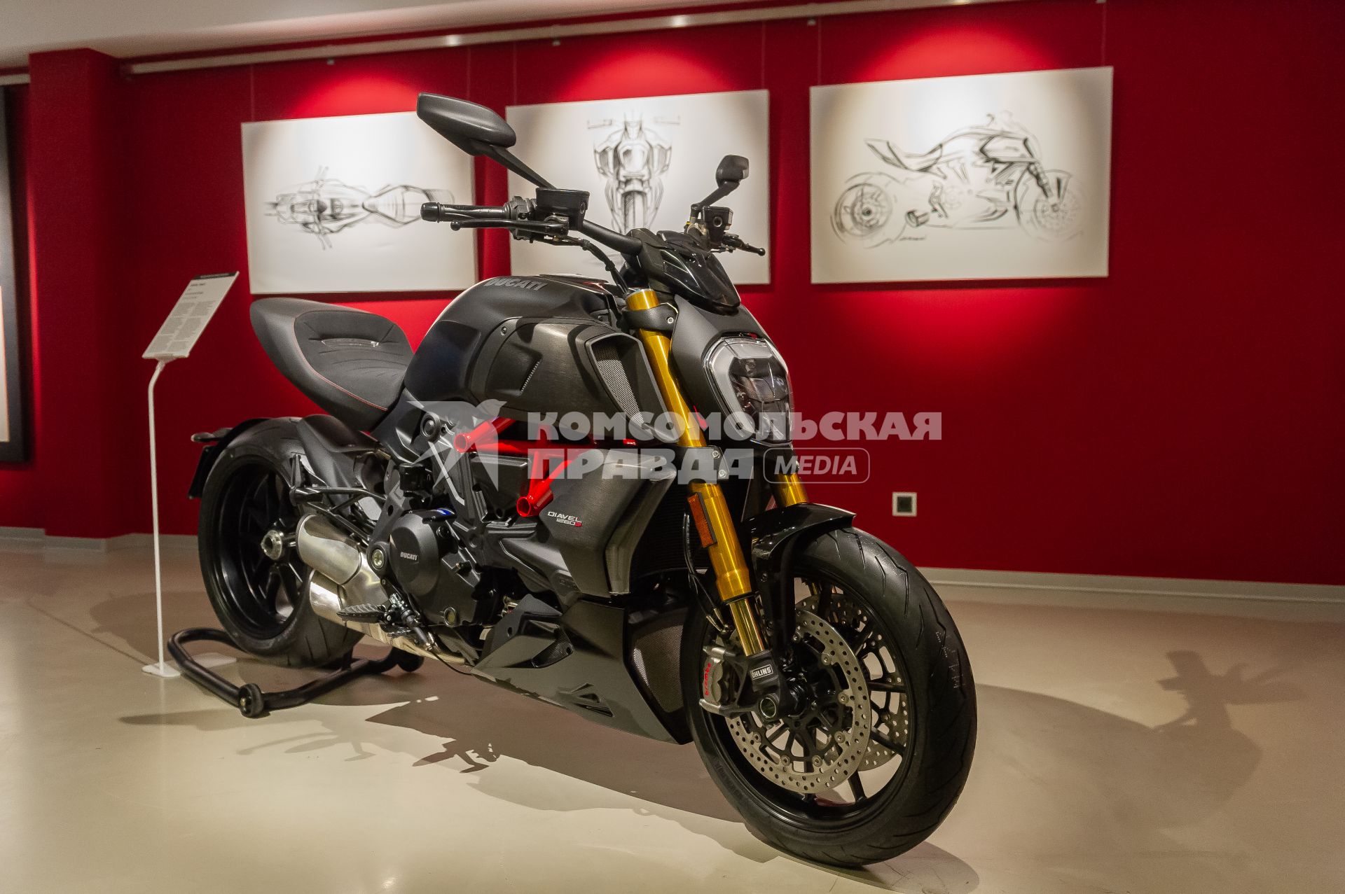 Санкт-Петербург. Модель Ducati Diavel 1260 S  в музее современного искусства `Эрарта`, где открылась первая в России выставка мотоциклов Ducati  .