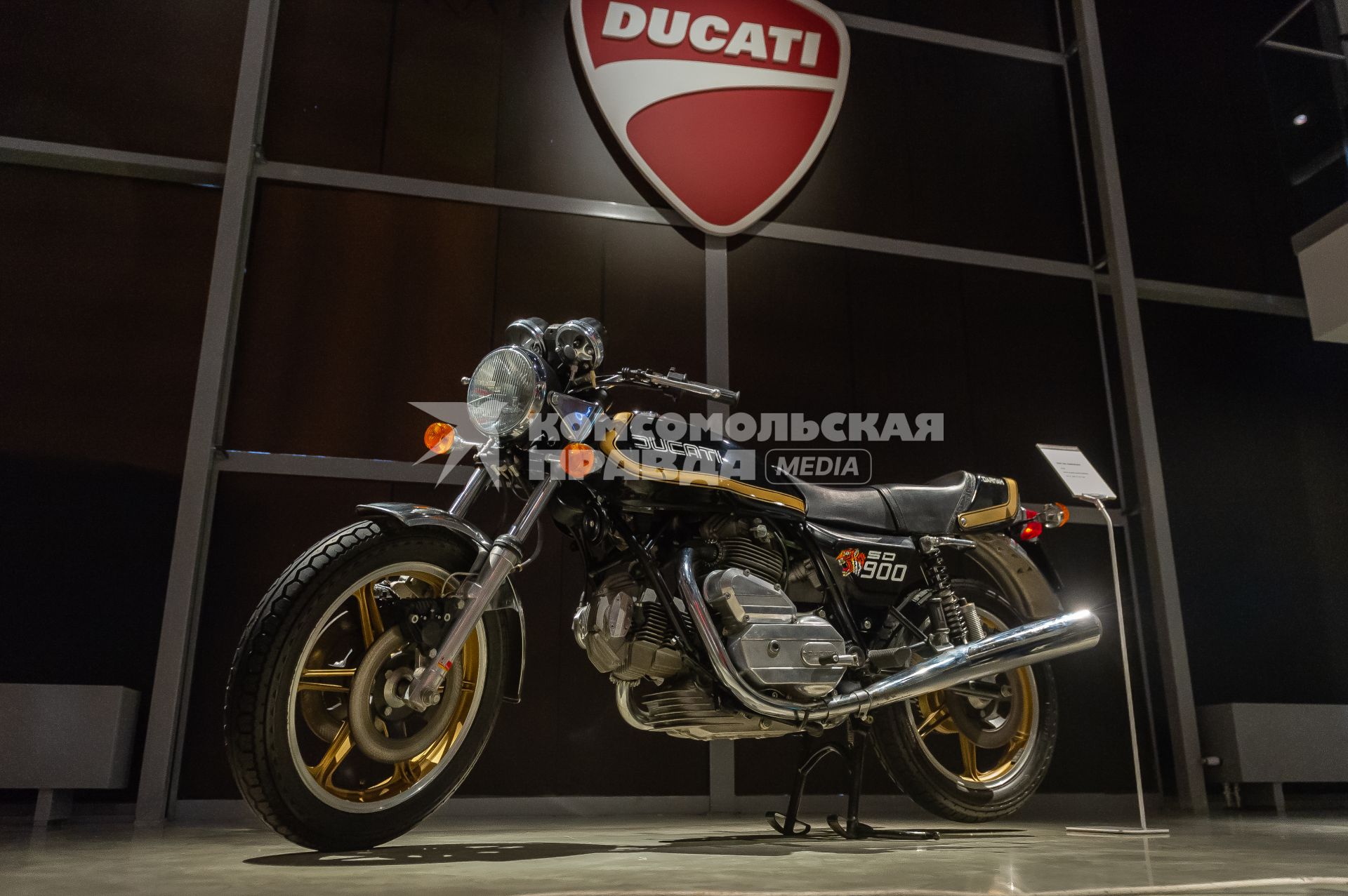 Санкт-Петербург. Модель `Ducati 900 SS Darmah`в музее современного искусства `Эрарта`, где открылась первая в России выставка мотоциклов Ducati  .