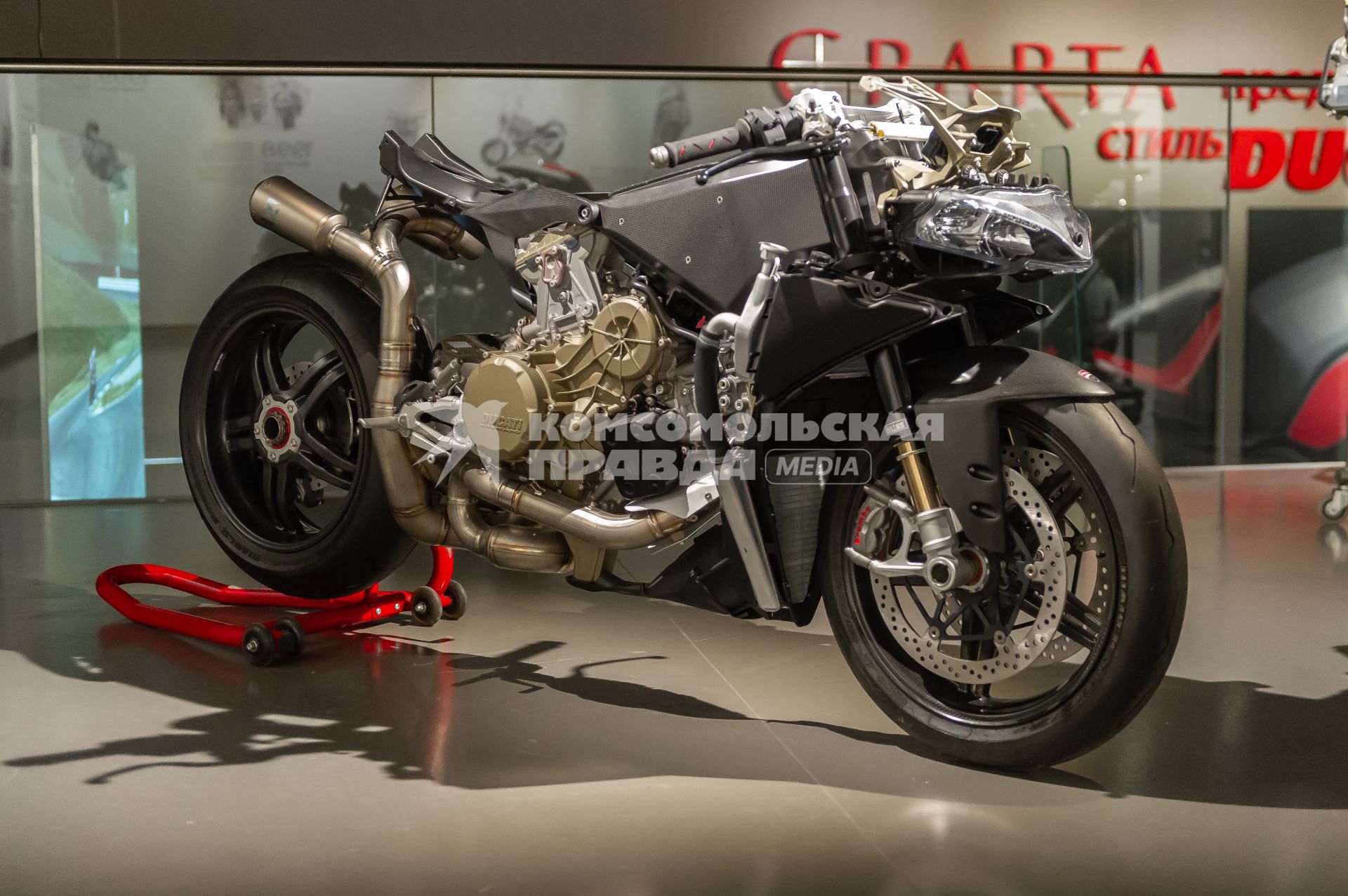 Санкт-Петербург. Модель Ducati 1299 Panigale в музее современного искусства `Эрарта`, где открылась первая в России выставка мотоциклов Ducati  .